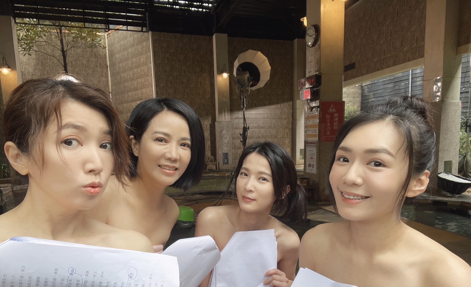 《市井豪門》左起廖家儀、陳仙梅、楚宣、李又汝4人戲外開心泡湯，戲裡瘋狂開戰。（民視提供）