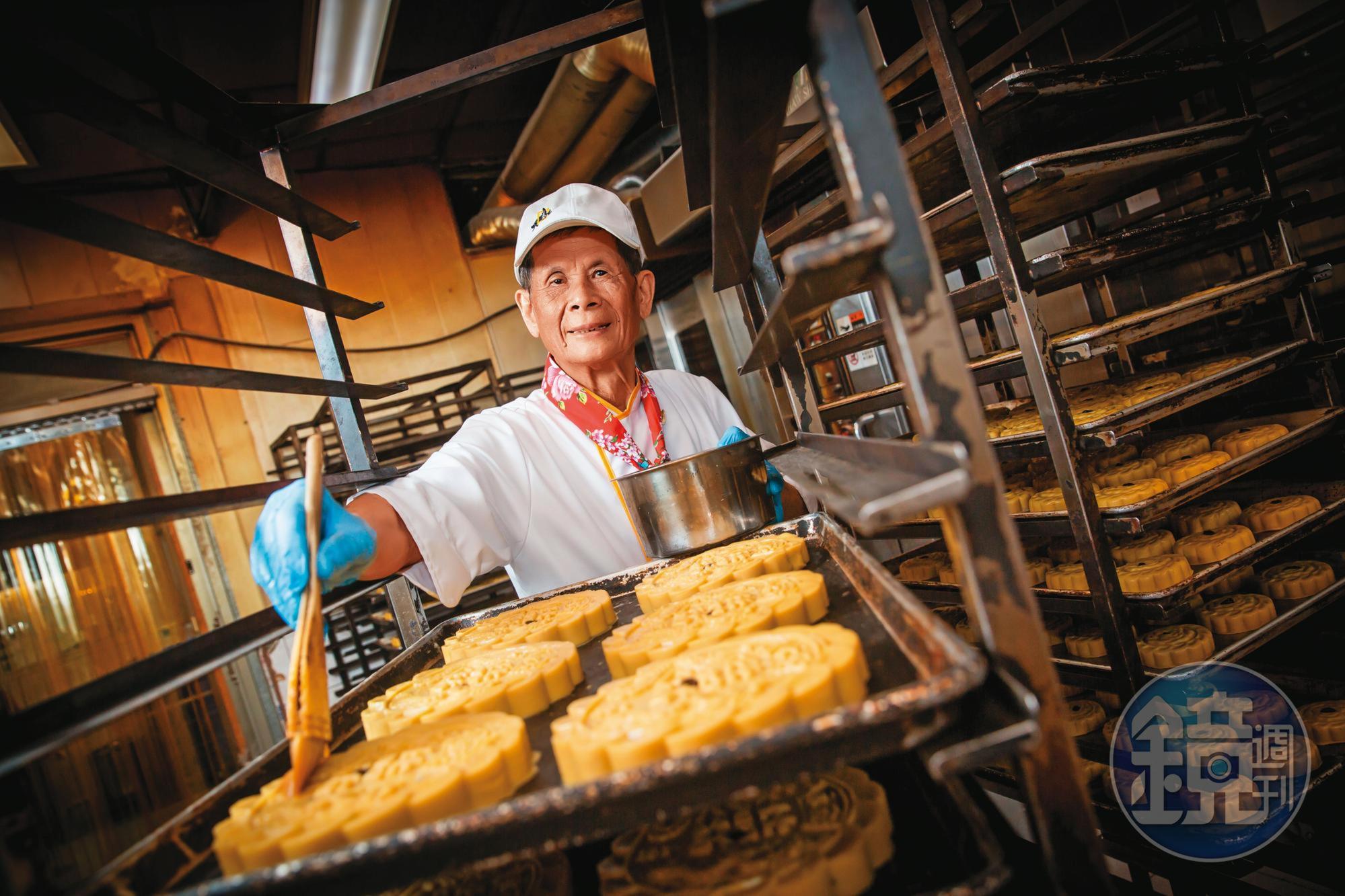江金榮13歲從麵包店學徒做起，創立江記永安喜餅至今49年，帶領老店歷經921與疫情，如今老帥除了傳手藝外，還是風味總舵手。