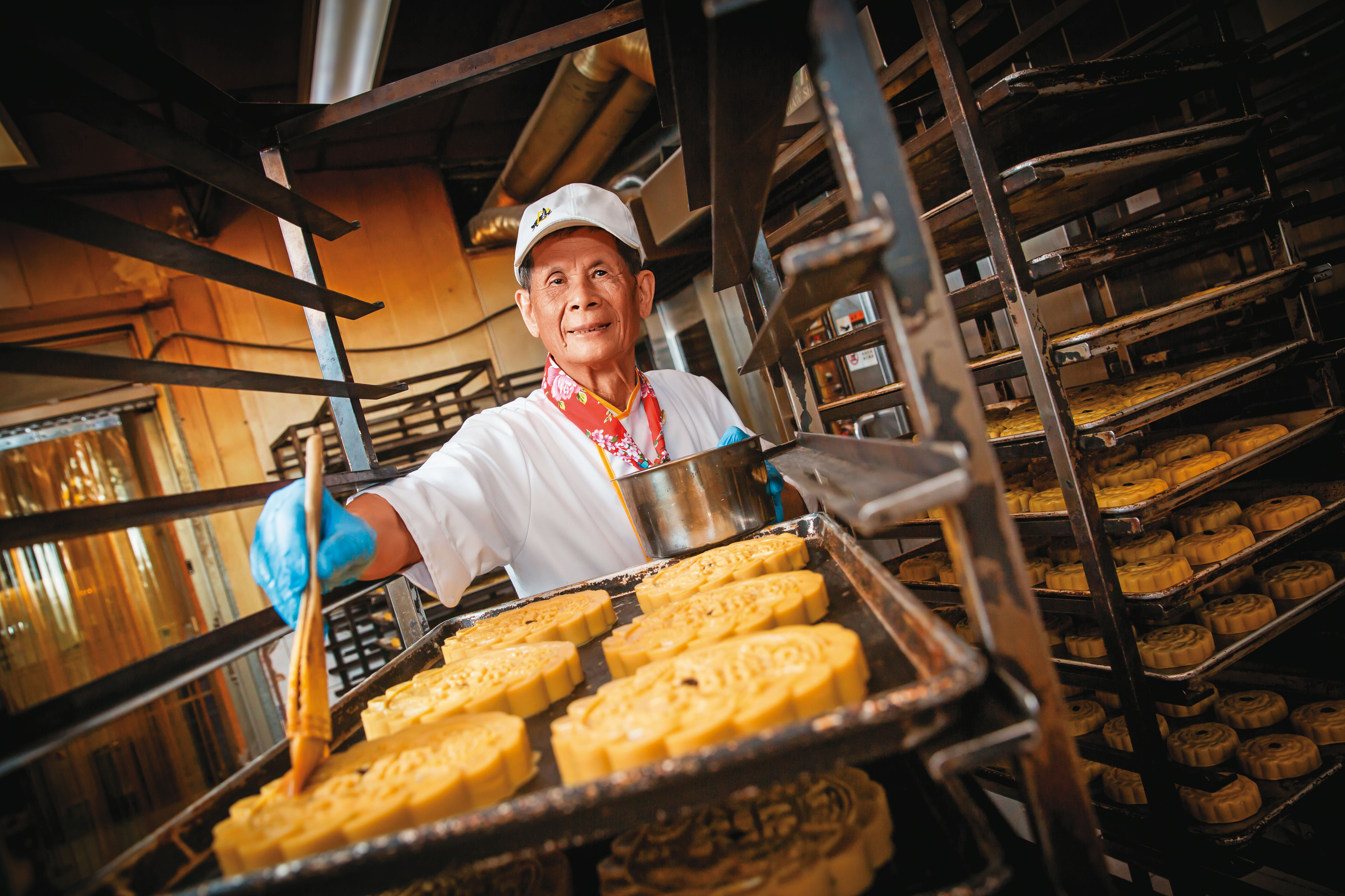 江金榮13歲從麵包店學徒做起，創立江記永安喜餅至今49年，帶領老店歷經921與疫情，如今老帥除了傳手藝外，還是風味總舵手。