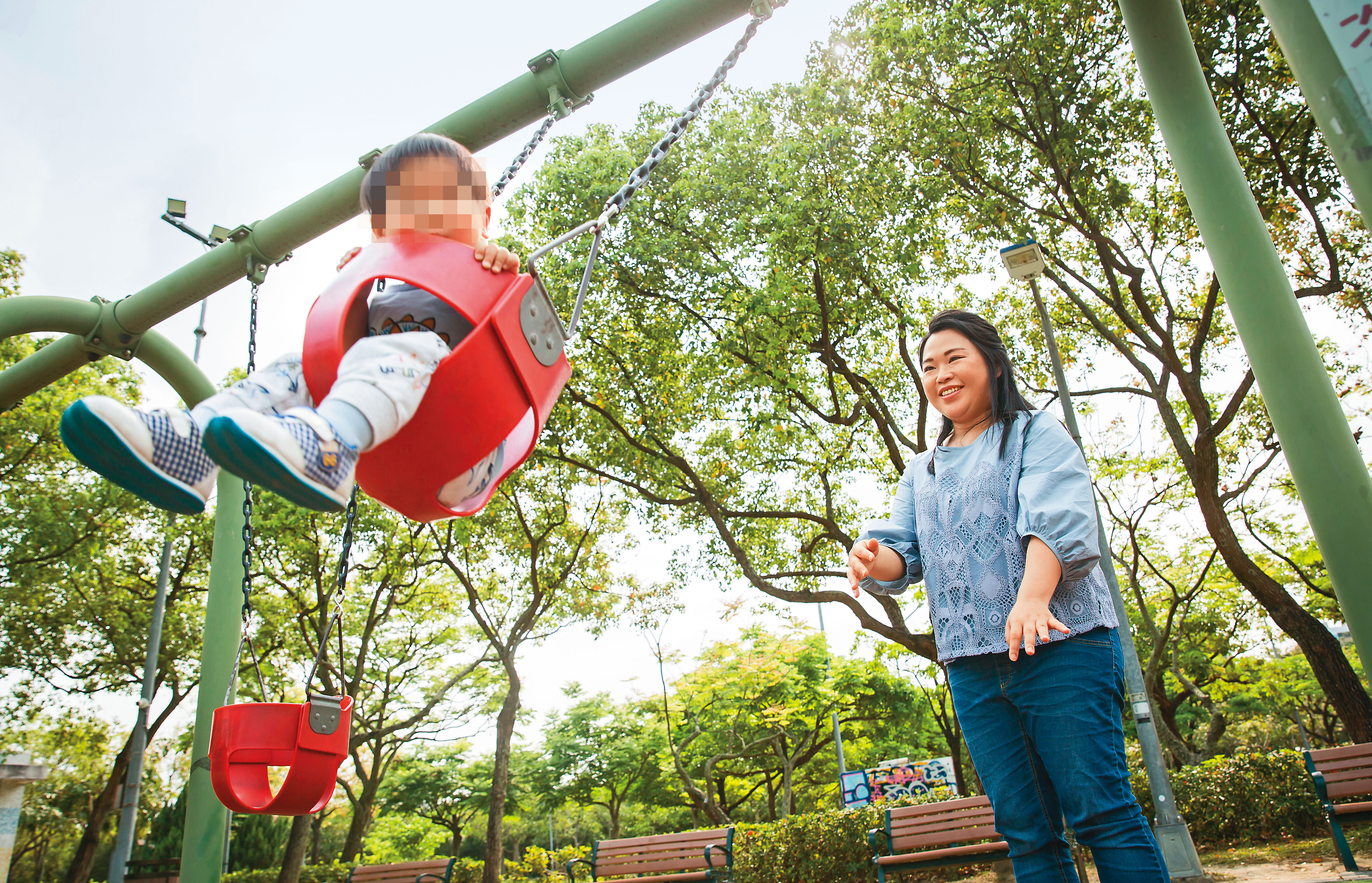 買對保險，讓罹癌後的Patty（右）拿到超過300萬元理賠金，康復後還有了第二個孩子。