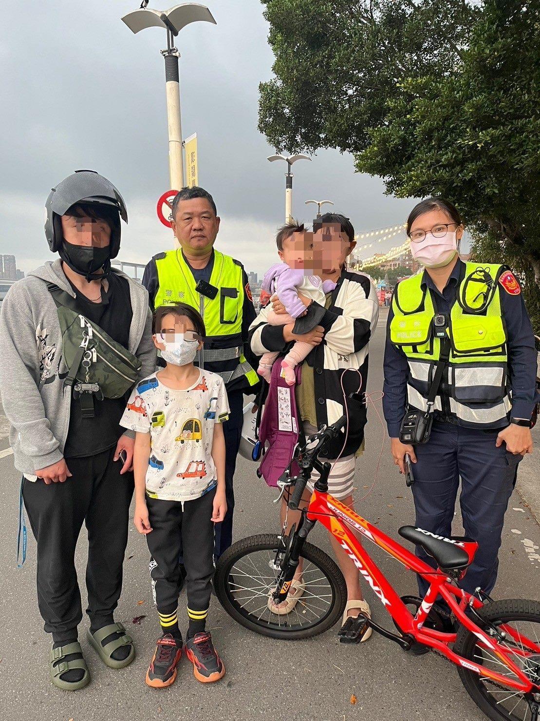 一名9歲男童在河濱公園騎腳踏車忘記等媽媽，所幸警方騎車追了4公里找到人，護送男童安全回到家人身邊。（大同分局提供）