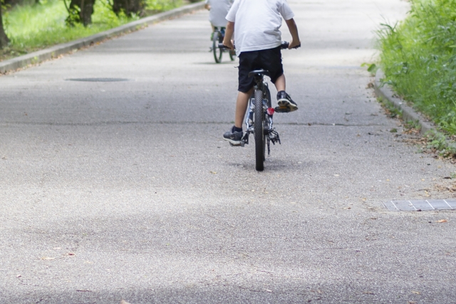 一名9歲男童在河濱公園騎腳踏車不見蹤影，媽媽心急報警協尋。（示意圖非當事人，photoAC）