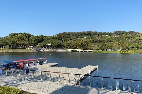 新竹市青草湖水上活動今天起回歸,不論市民或外縣市遊客搭乘天鵝船,皆享有補助。(翻攝自新竹市觀光旅遊網)