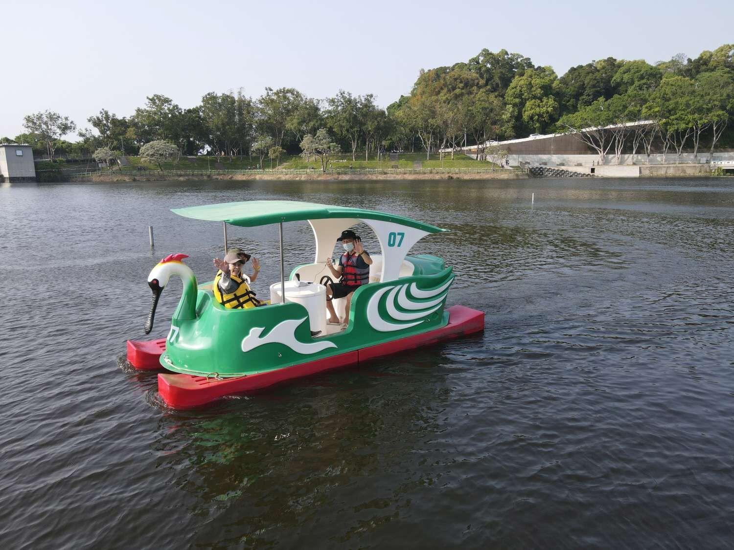 新竹市青草湖水上活動今天起回歸,不論市民或外縣市遊客搭乘天鵝船,皆享有補助。(翻攝自青草湖水域遊憩中心官網)