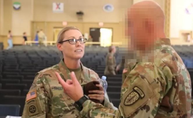 蘇莉文(左)被多名下屬指控性騷擾。(翻攝自U.S. Army網站)