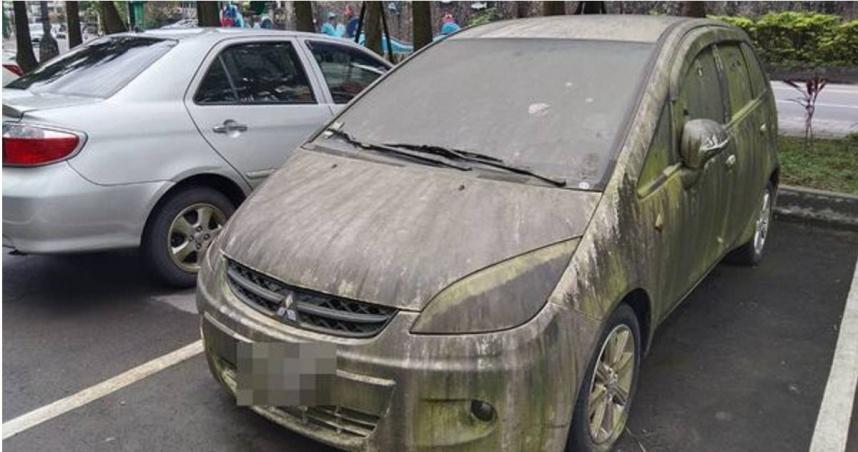 基隆一處收費停車場有一輛原是白色的三菱轎車，停放4年都沒有動過，車身已布滿青苔。（翻攝自「路上觀察學院」臉書）