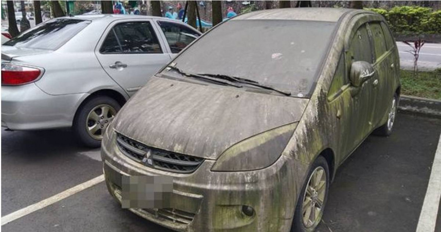基隆一處收費停車場有一輛原是白色的三菱轎車，停放4年都沒有動過，車身已布滿青苔。（翻攝自「路上觀察學院」臉書）