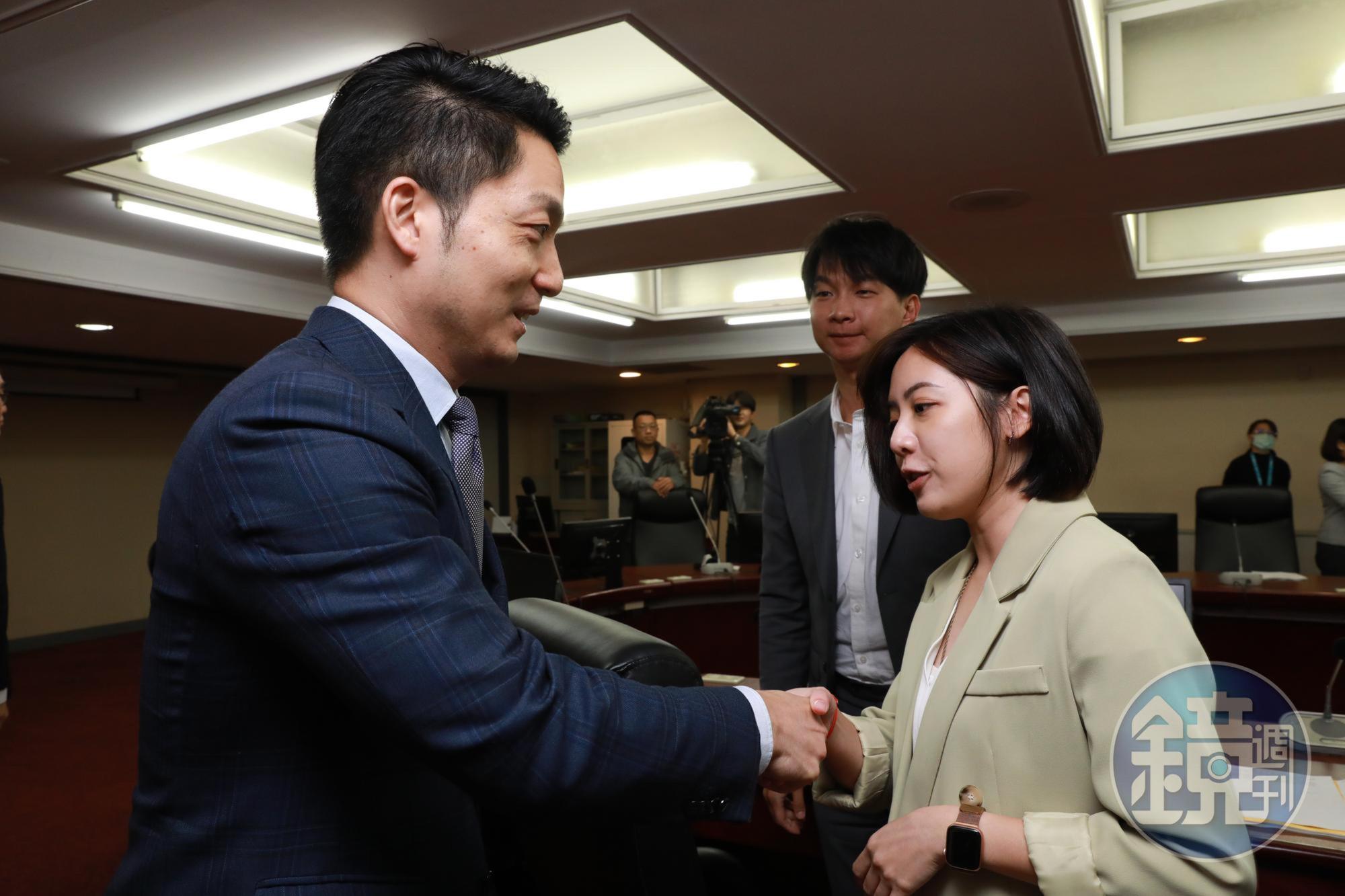 蔣萬安(左)今拜會民眾黨團議員黃瀞瑩(右)、陳宥丞、林珍羽、張志豪,以及新黨台北市議員侯漢廷,5人直指蔣市府的發言團隊太過情緒化。