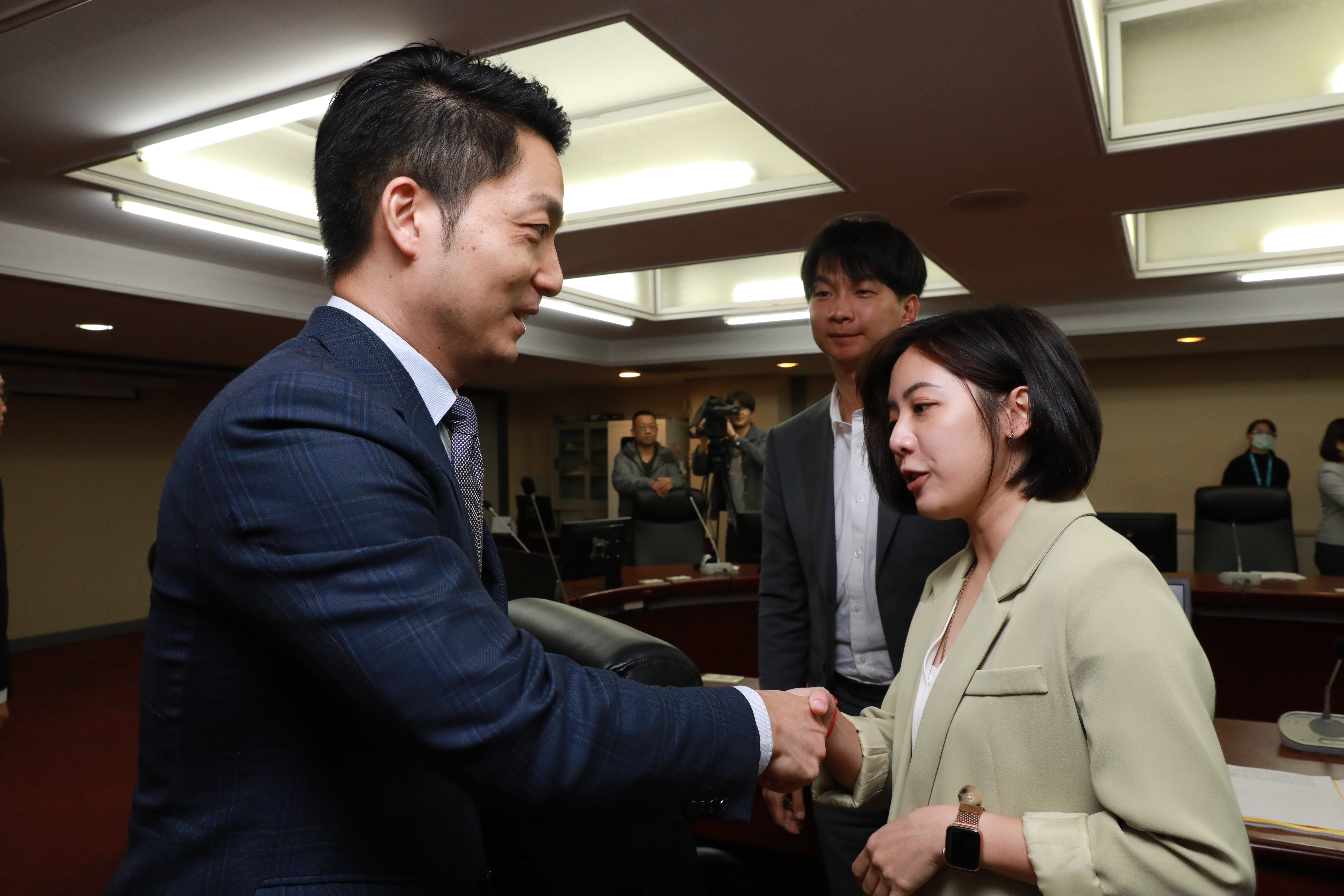 蔣萬安（左）今拜會民眾黨團議員黃瀞瑩（右）、陳宥丞、林珍羽、張志豪，以及新黨台北市議員侯漢廷，5人直指蔣市府的發言團隊太過情緒化。