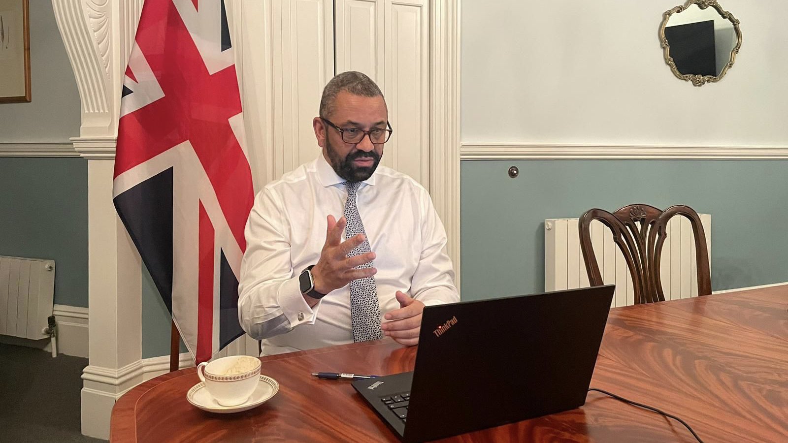 英國外交大臣柯維立警告，若中國入侵台灣恐摧毀全球貿易，尤其是先進半導體供應鏈。（翻攝自推特@JamesCleverly）