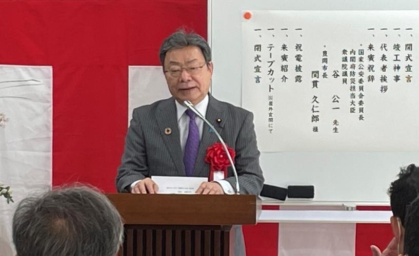 日本國家公安委員長谷公一自曝,在首相遇襲當天接獲情報後,還是先把鰻魚丼吃完了。(翻攝谷公一臉書)