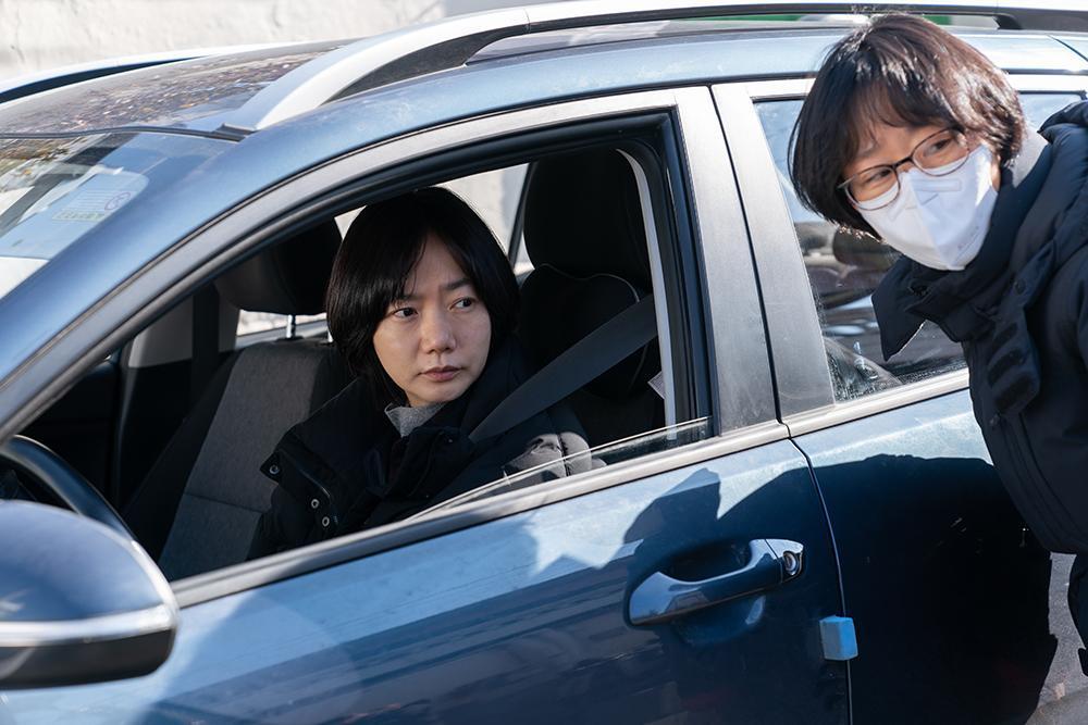 裴斗娜（左）7年前力挺丁朱里導演（右）的處女作 《屋簷下的她》，《陰影下的她》也再次打動她，確定參與演出。（華映娛樂提供）