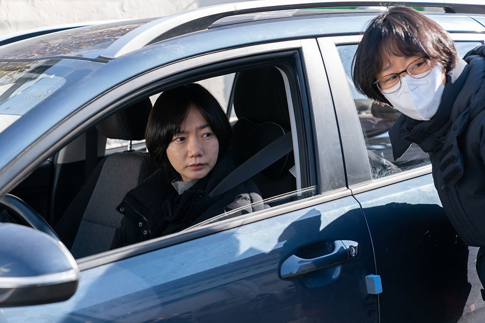 裴斗娜（左）7年前力挺丁朱里導演（右）的處女作 《屋簷下的她》，《陰影下的她》也再次打動她，確定參與演出。（華映娛樂提供）