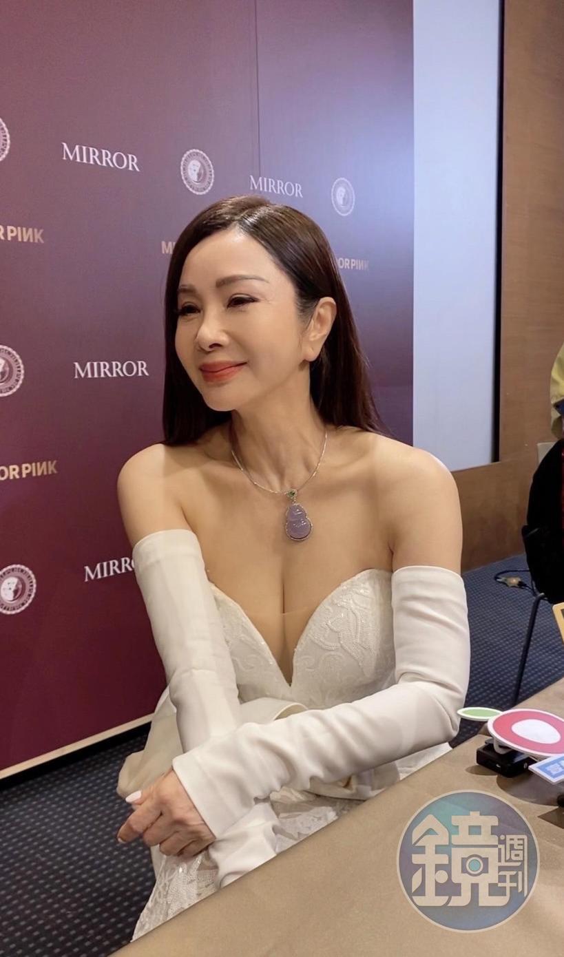 陳美鳳因過敏頸部紅疹，活動完才敢脫下外套。