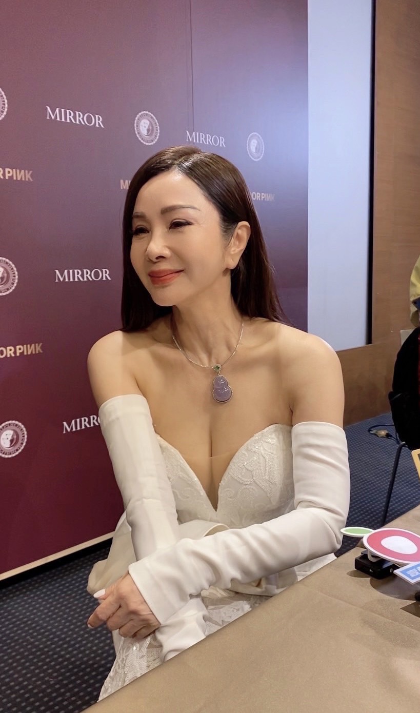 陳美鳳因過敏頸部紅疹，活動完才敢脫下外套。