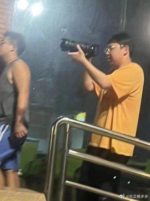 引來學生圍觀,甚至出動專業設備。(翻自微博)