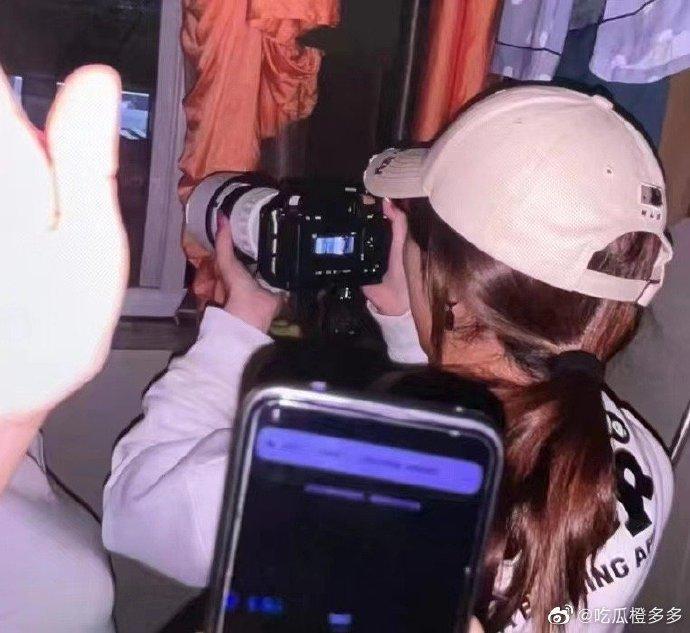 學生們紛紛進行「拍片實習」。(翻自微博)