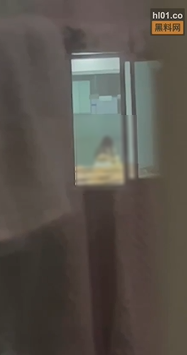情侶在教室內上演活春宮。(翻自微博)