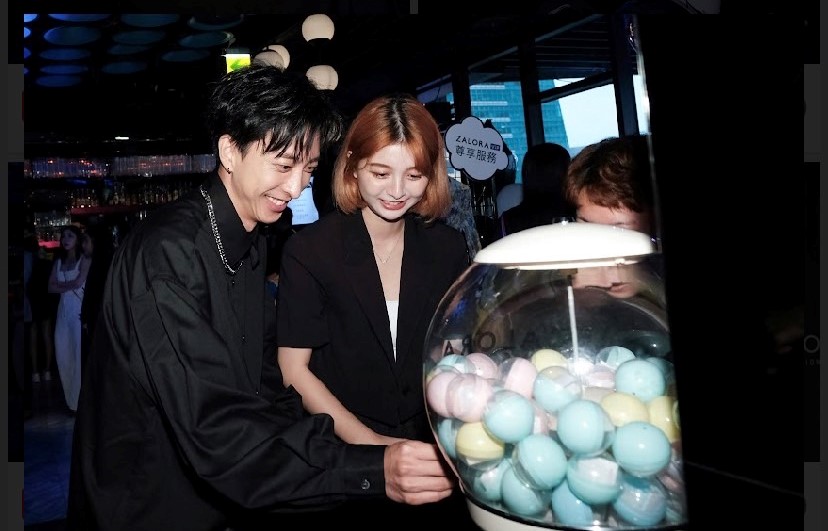 小祿帶女友唯瑄出席派對活動，兩人都穿著黑色情侶裝大方放閃。（ZALORA提供）