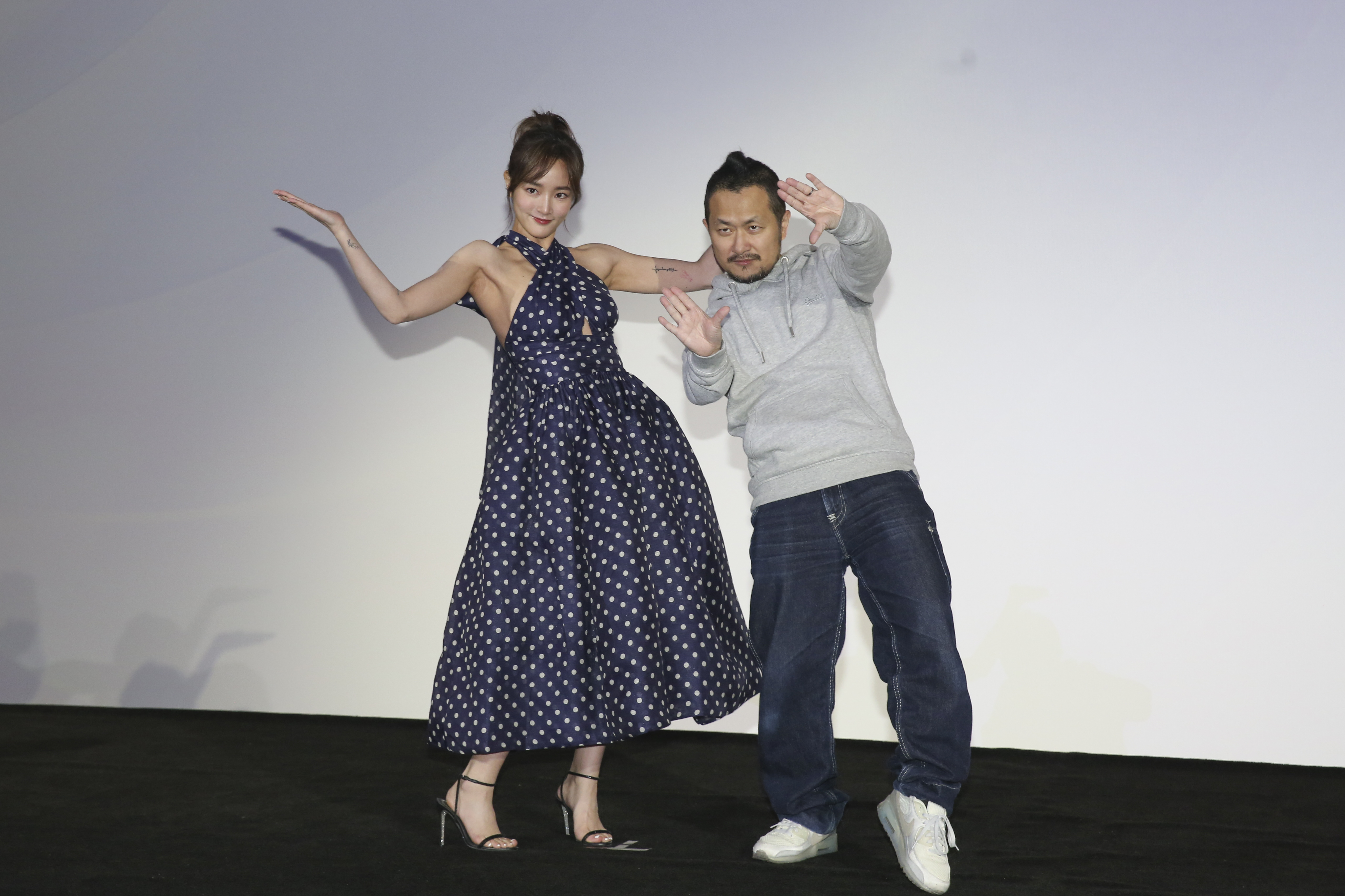 王淨（左）擔任第25屆台北電影節影展大使，導演九把刀（右）拍攝影展廣告。