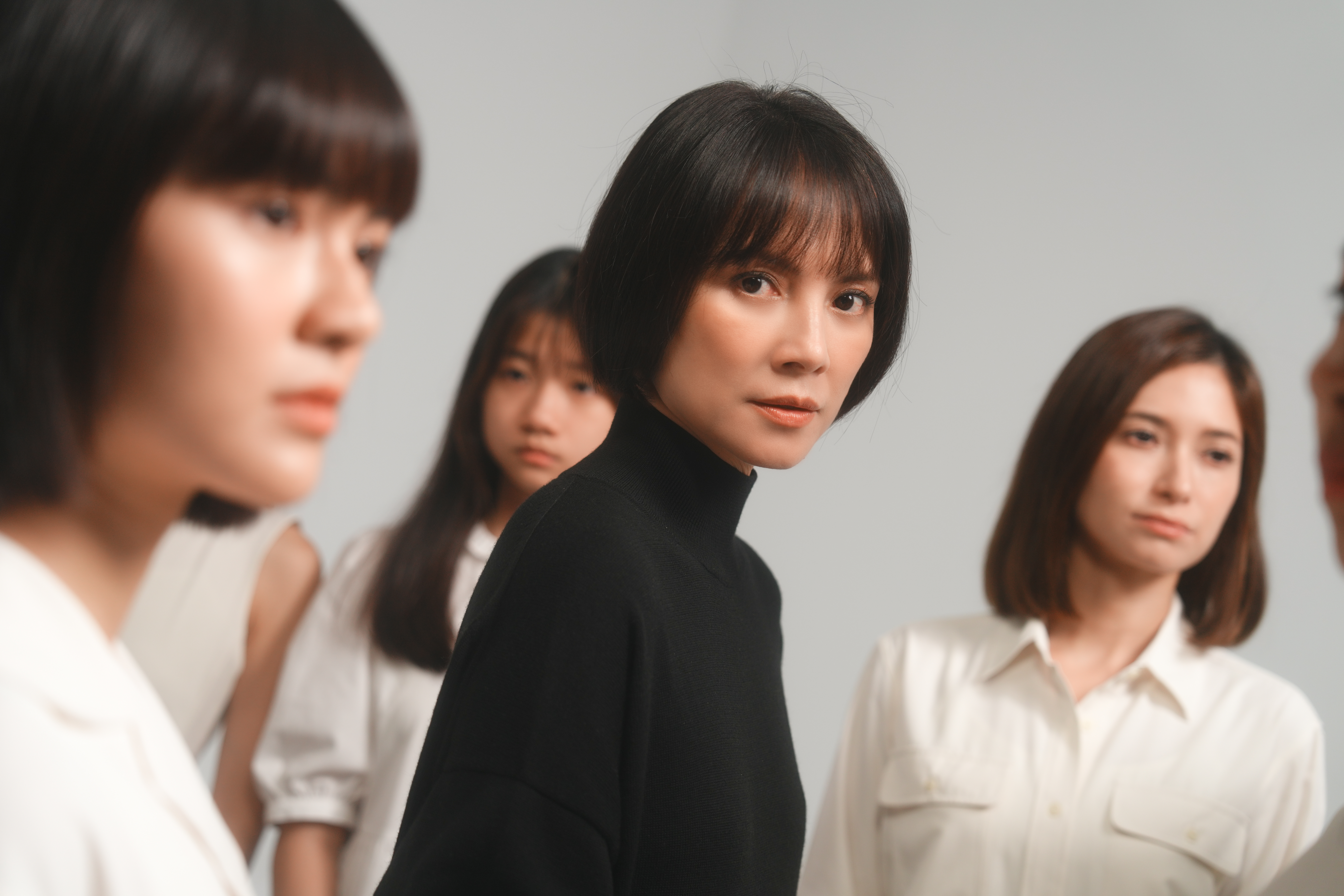 李心潔創作〈親愛的，我想妳了〉為MV提出許多建議，也親自講戲引導年輕演員入戲。（滾石唱片提供）