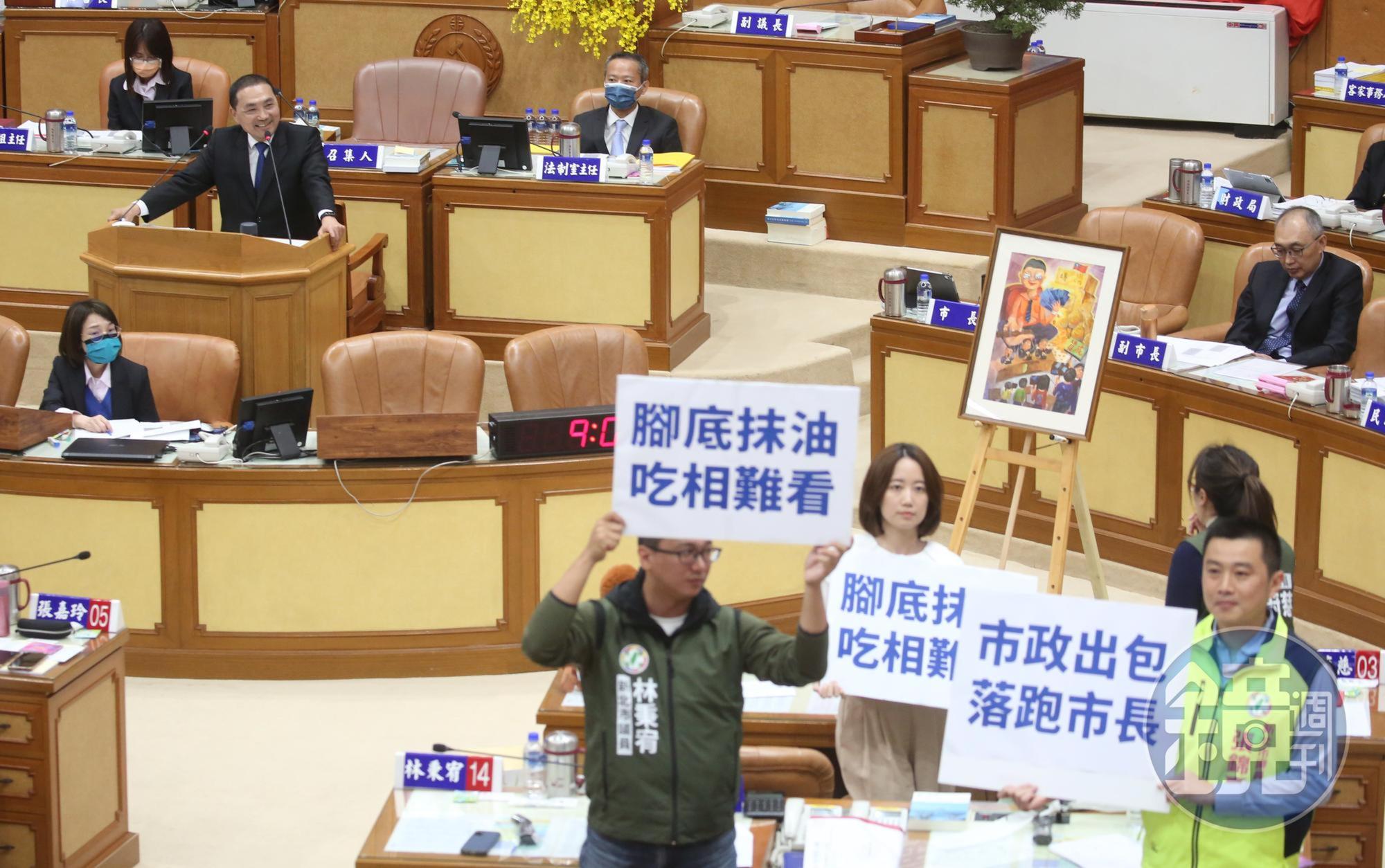 侯友宜今赴新北市議會進行施政報告,綠營議員批「落跑市長」。