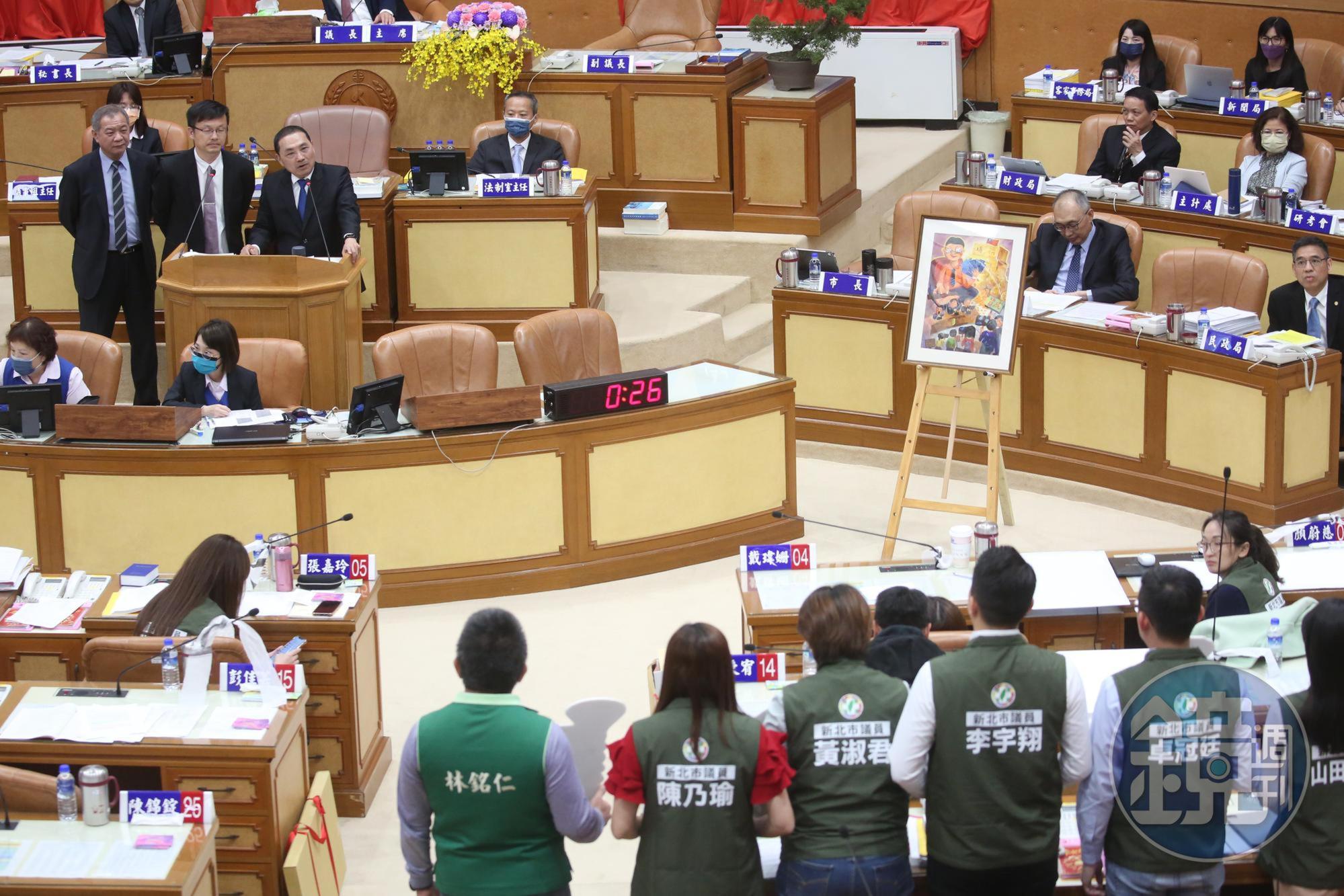侯友宜今赴新北市議會進行施政報告,綠營議員怒批他是「落跑市長」、無心市政。