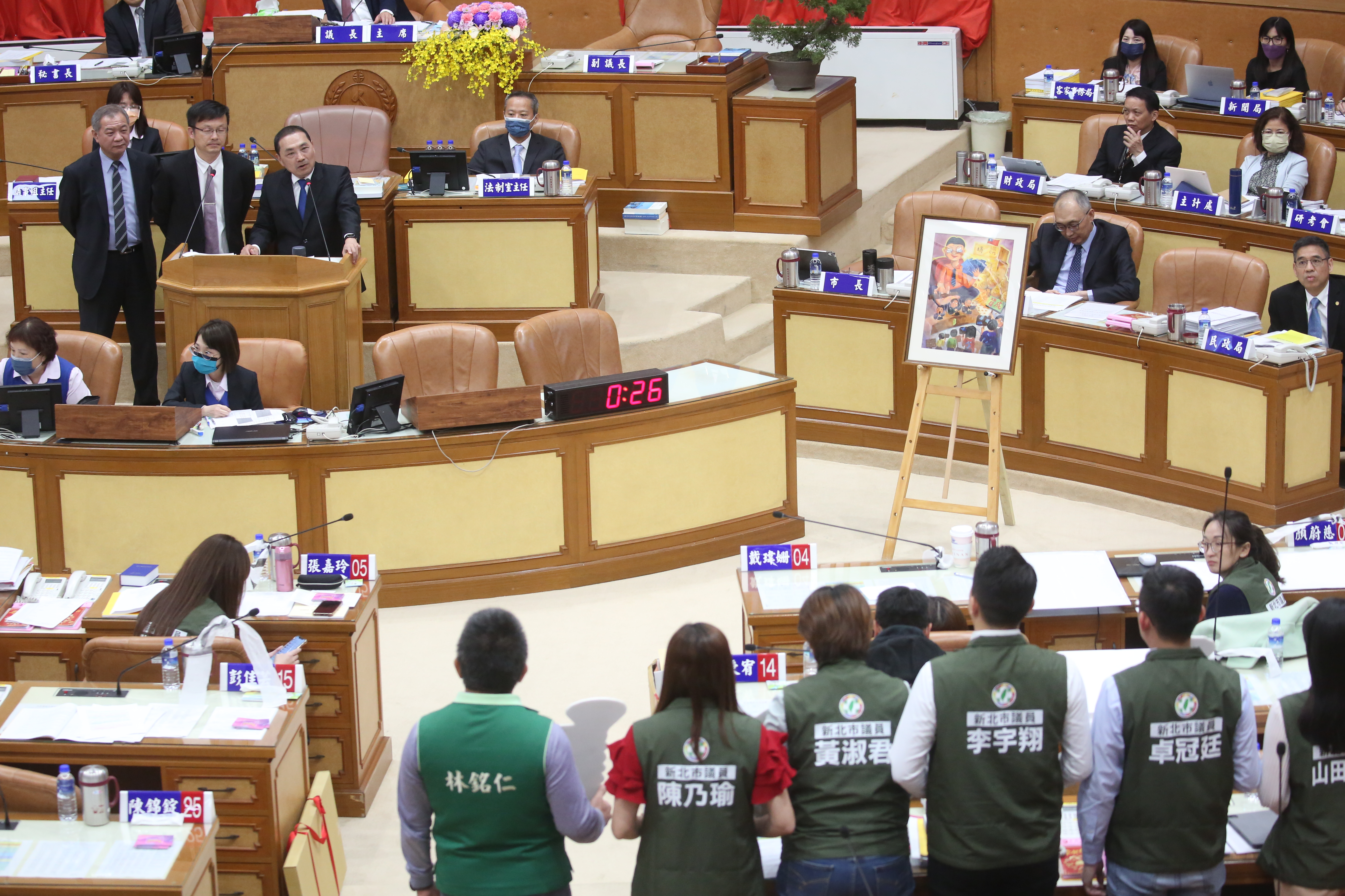 侯友宜今赴新北市議會進行施政報告,綠營議員怒批他是「落跑市長」、無心市政。