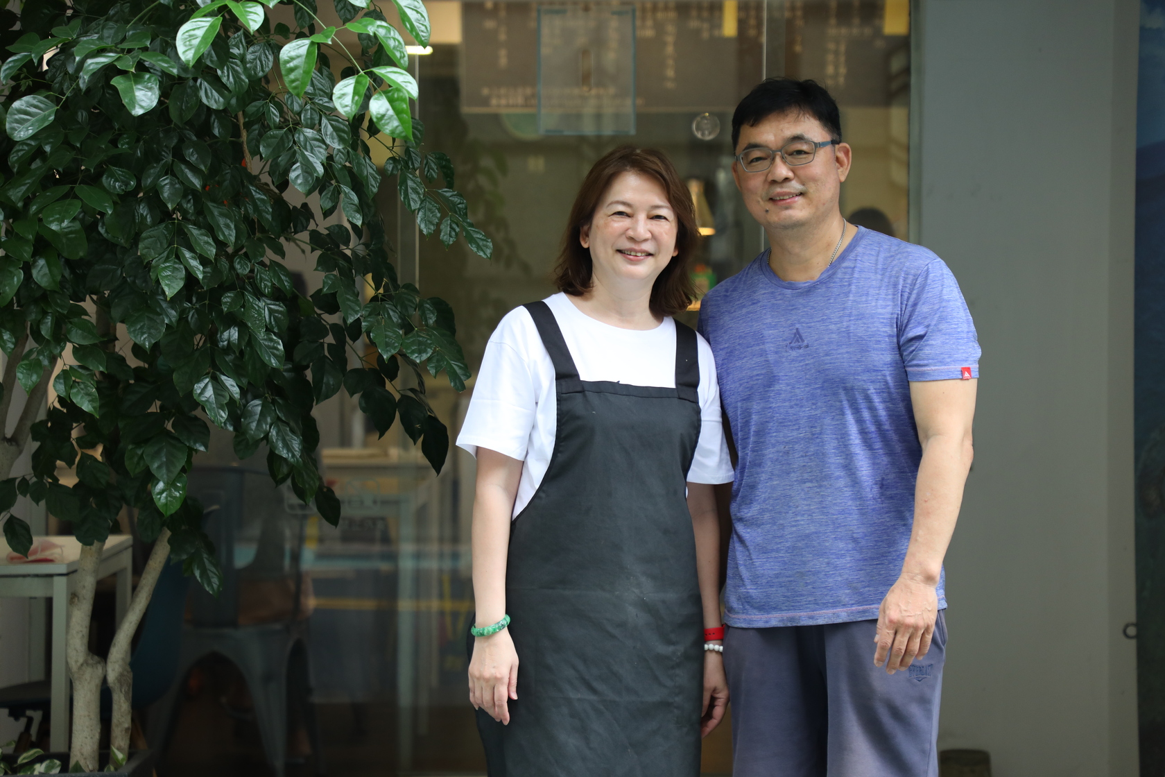 張淑芳（左）與葉俊彥（右）悉心經營的小店，獲得很多老客人認同。