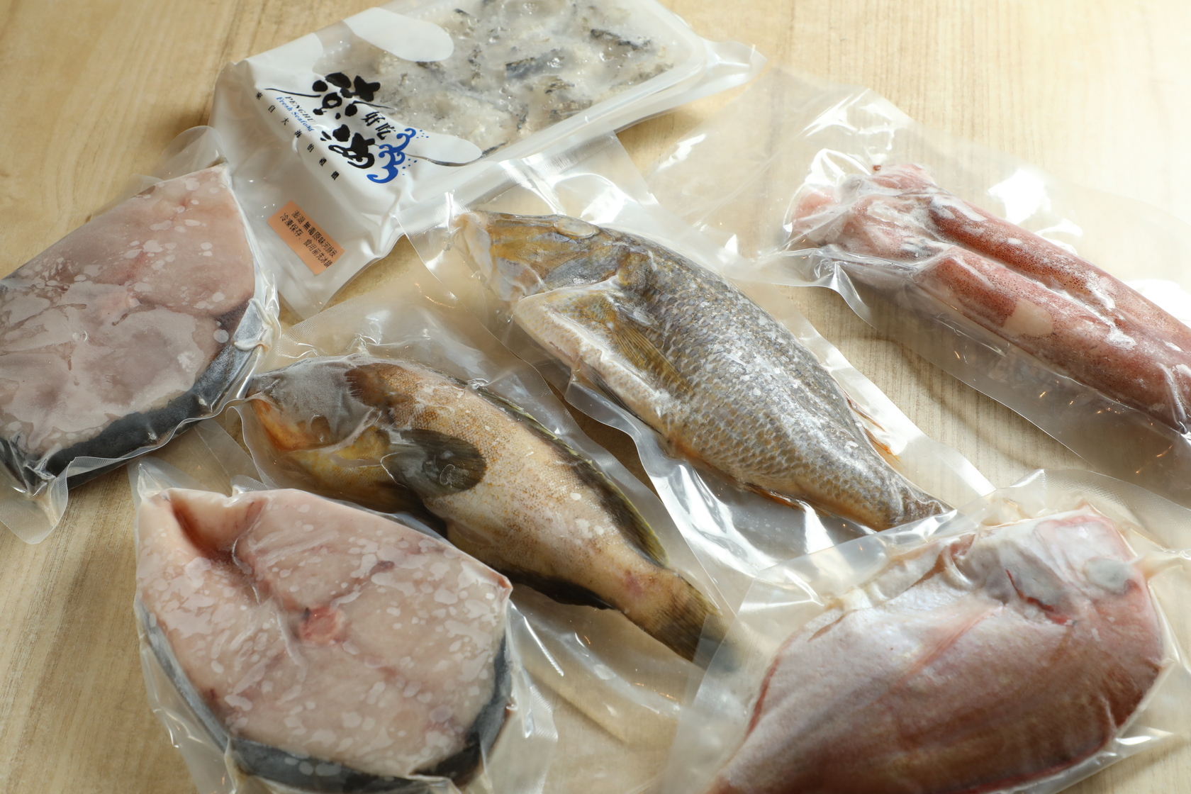 產地直送的澎湖食材可直接買回家料理，採訪當天老闆冰箱裡有青石斑、龍尖及盤仔魚等。