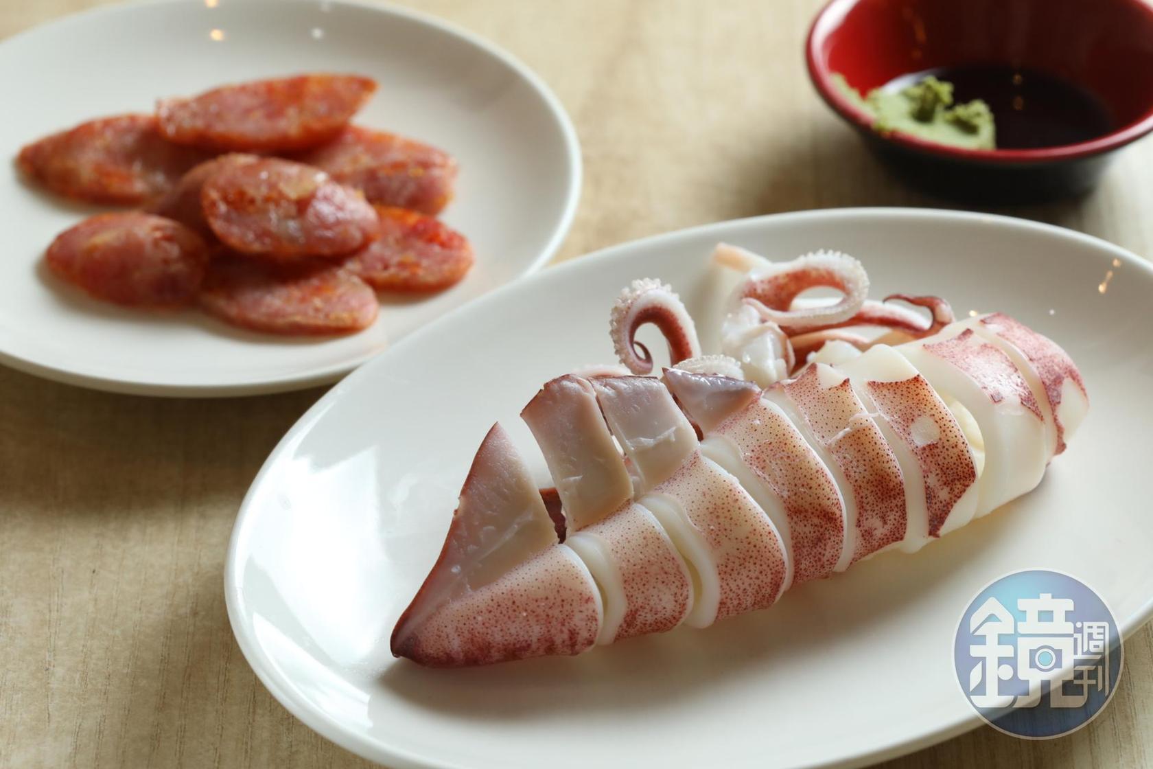 「現燙小管」(前,120元/份)與「飛魚卵香腸」(後,50元/份)食材新鮮單純,尤其小管僅嘗本身的甜味就很滿足。