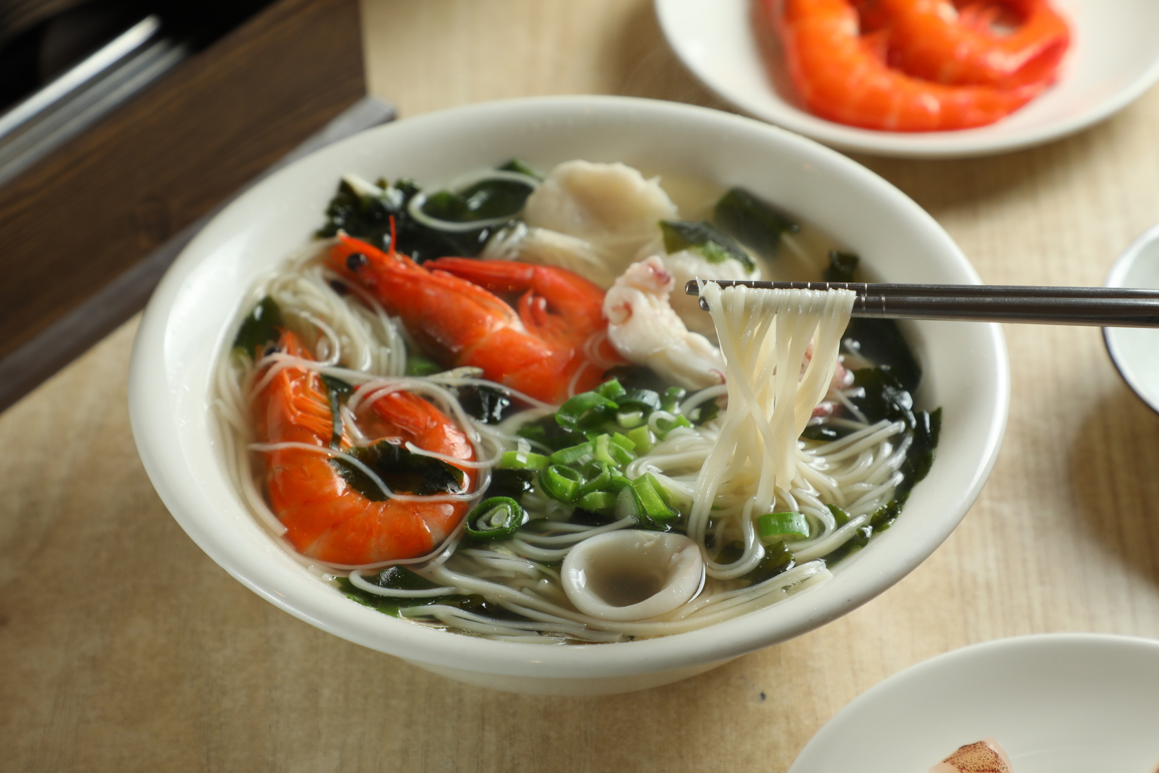 「綜合海鮮麵線」使用澎湖純手工麵線，久煮也不爛。（150元／碗）