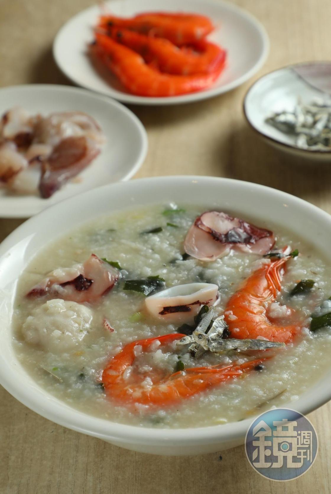 「海鮮粥」用料皆來自新鮮澎湖漁獲。(130元/碗)