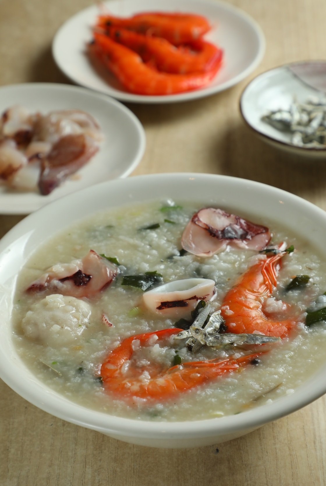 「海鮮粥」用料皆來自新鮮澎湖漁獲。（130元／碗）