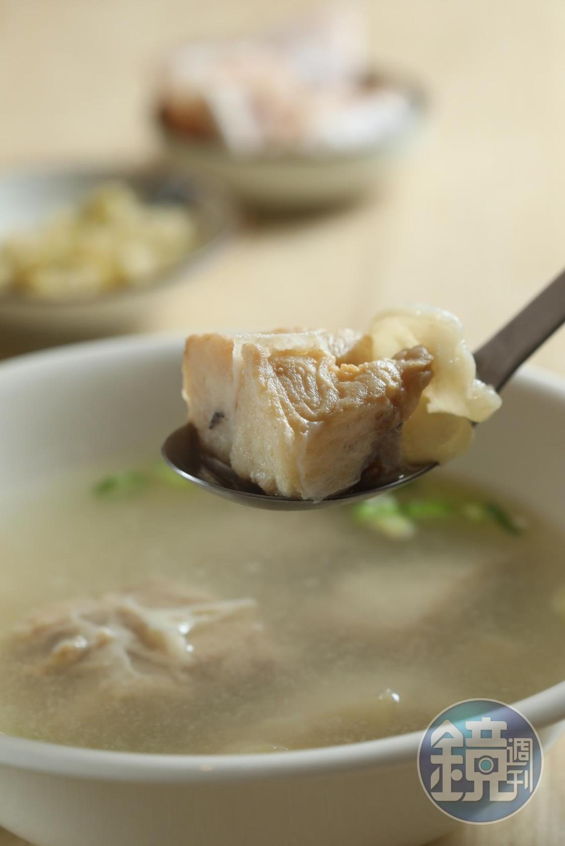 「魚頭酸瓜湯」鮮魚與酸瓜結合的,酸甘滋味是另一種味蕾享受,今日使用的是剝皮魚。(100元/碗)