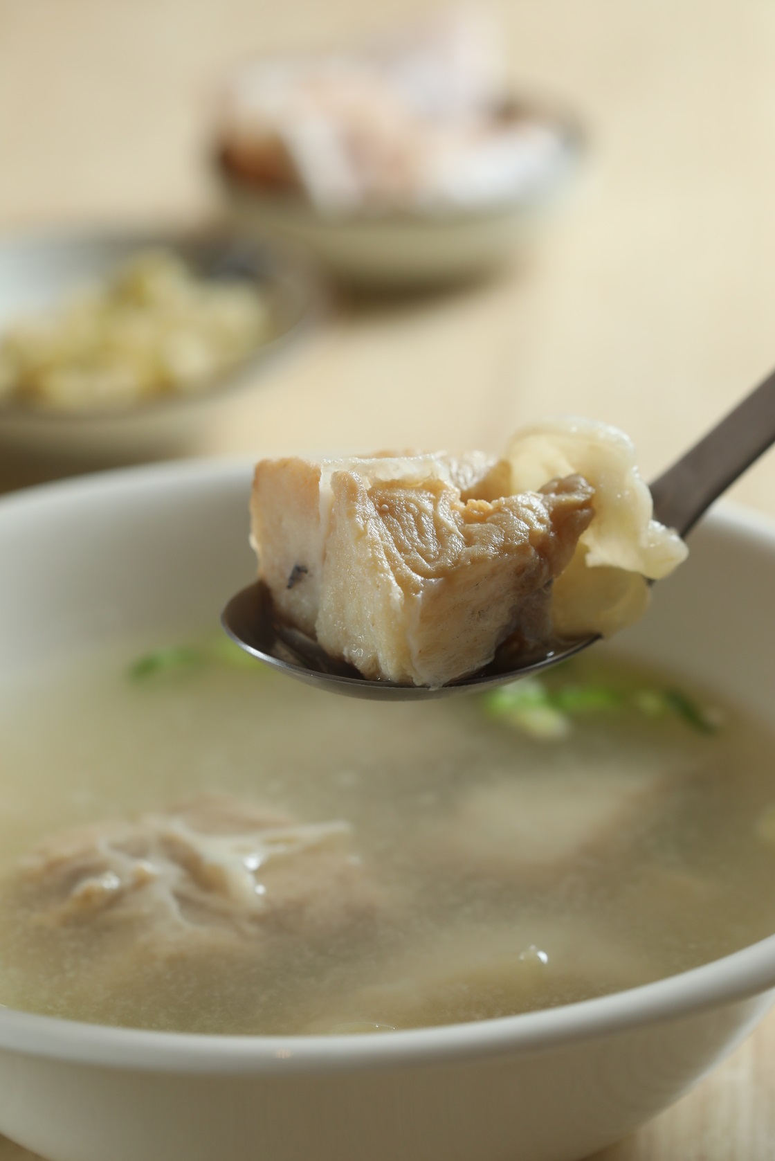「魚頭酸瓜湯」鮮魚與酸瓜結合的，酸甘滋味是另一種味蕾享受，今日使用的是剝皮魚。（100元／碗）
