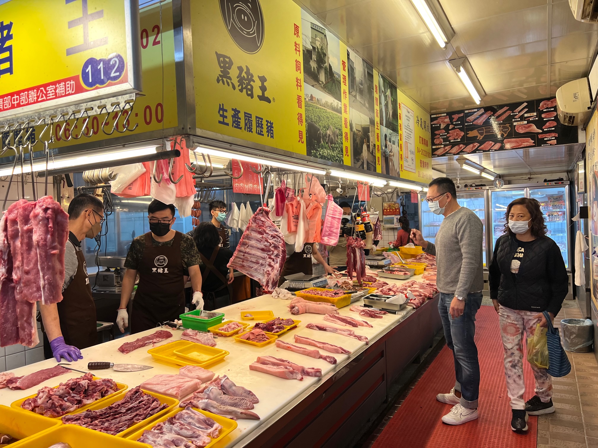 王嘉平回台中時會親自到黑豬王選食材。