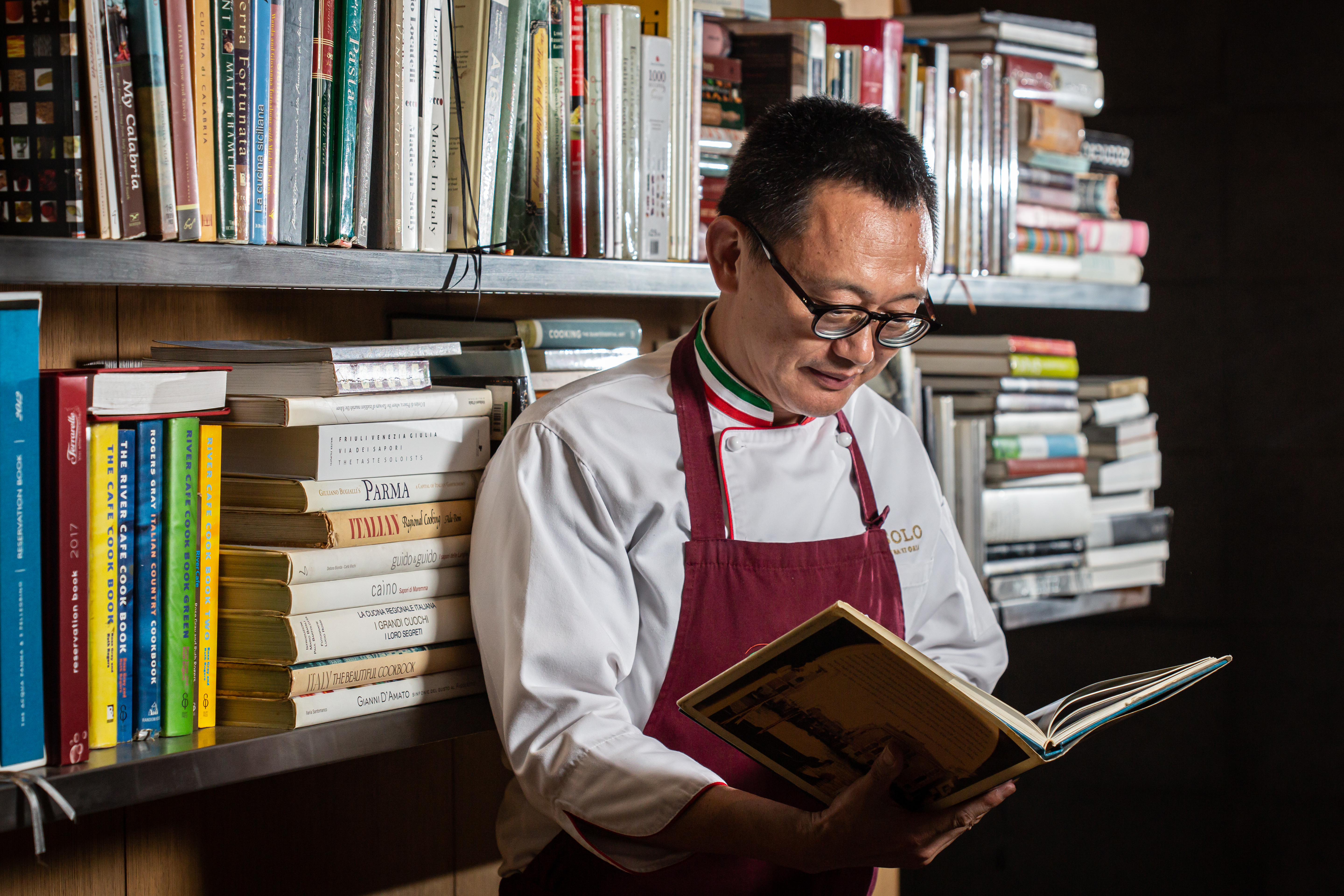 王嘉平習慣早起，清晨5點到餐廳聽音樂、看書，這是他一天中思緒中最清晰的時刻。