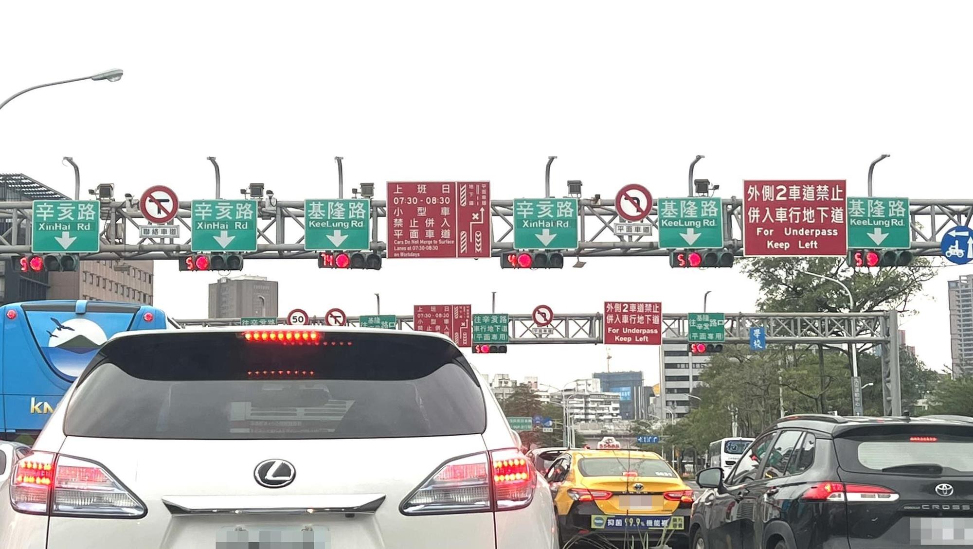 網友分享開車到台北市某路段,看到琳瑯滿目的標誌,讓他腦袋瞬間打結。(翻攝自臉書社團路上觀察學院)
