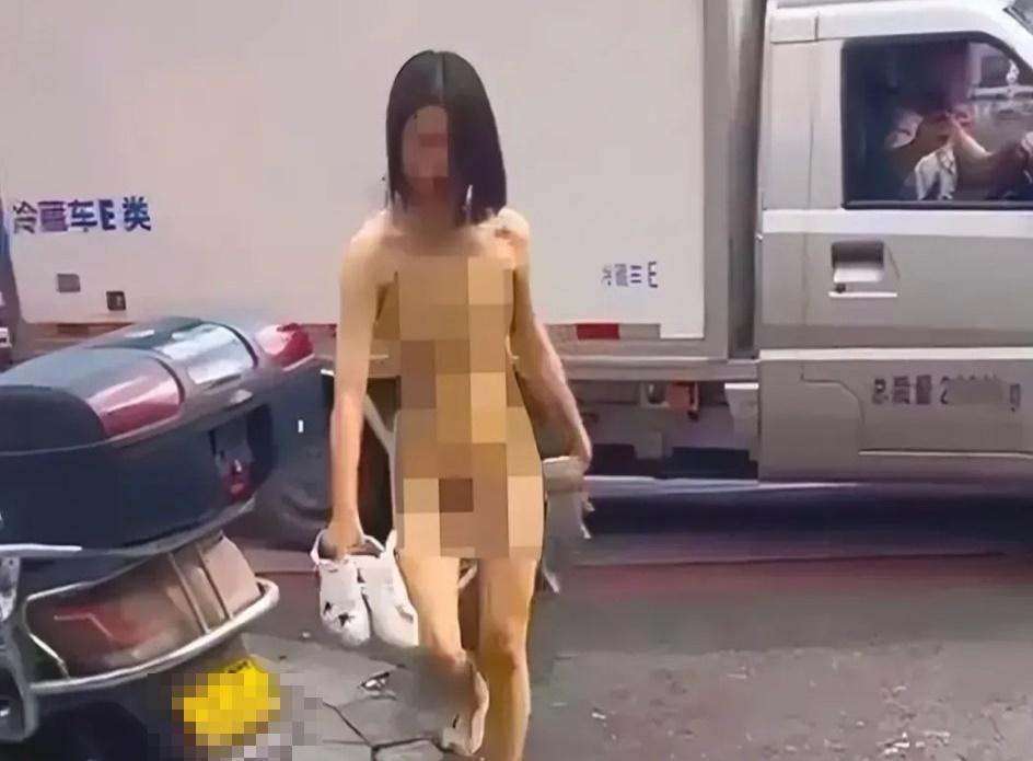 中國湖南長沙市一名女子光溜溜上街,引來路人回頭。(翻攝自微博)