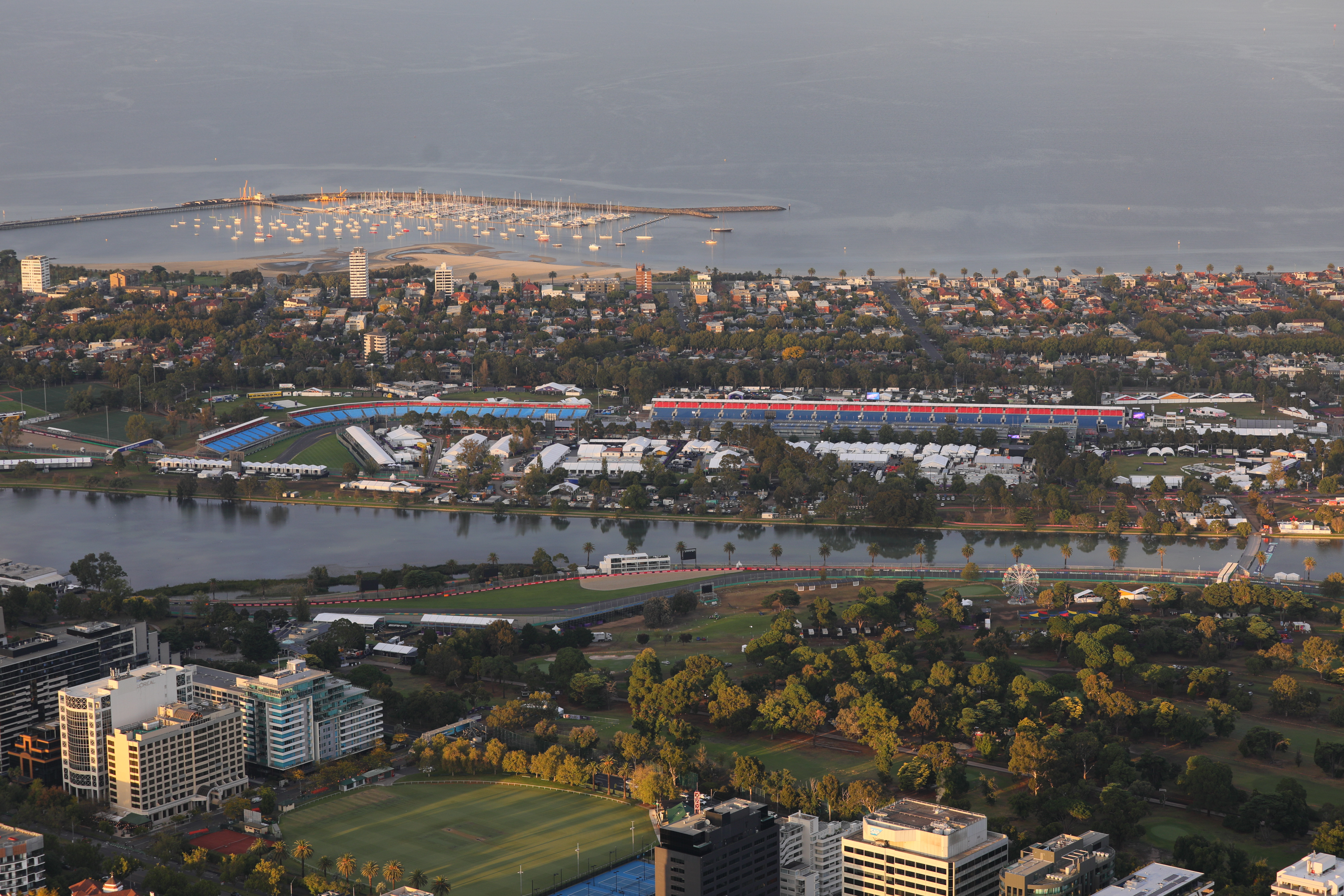 阿爾伯特公園賽道（Melbourne Grand Prix Circuit）全長5.303公里，為一級方程式賽車中少數的公路賽道之一。