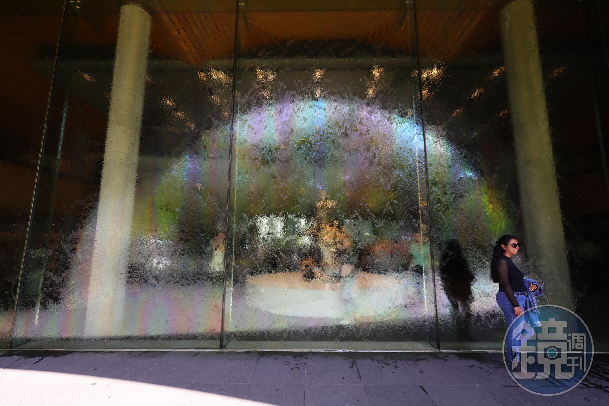 「The Waterwall」採用雨水收集循環系統打造水幕牆。