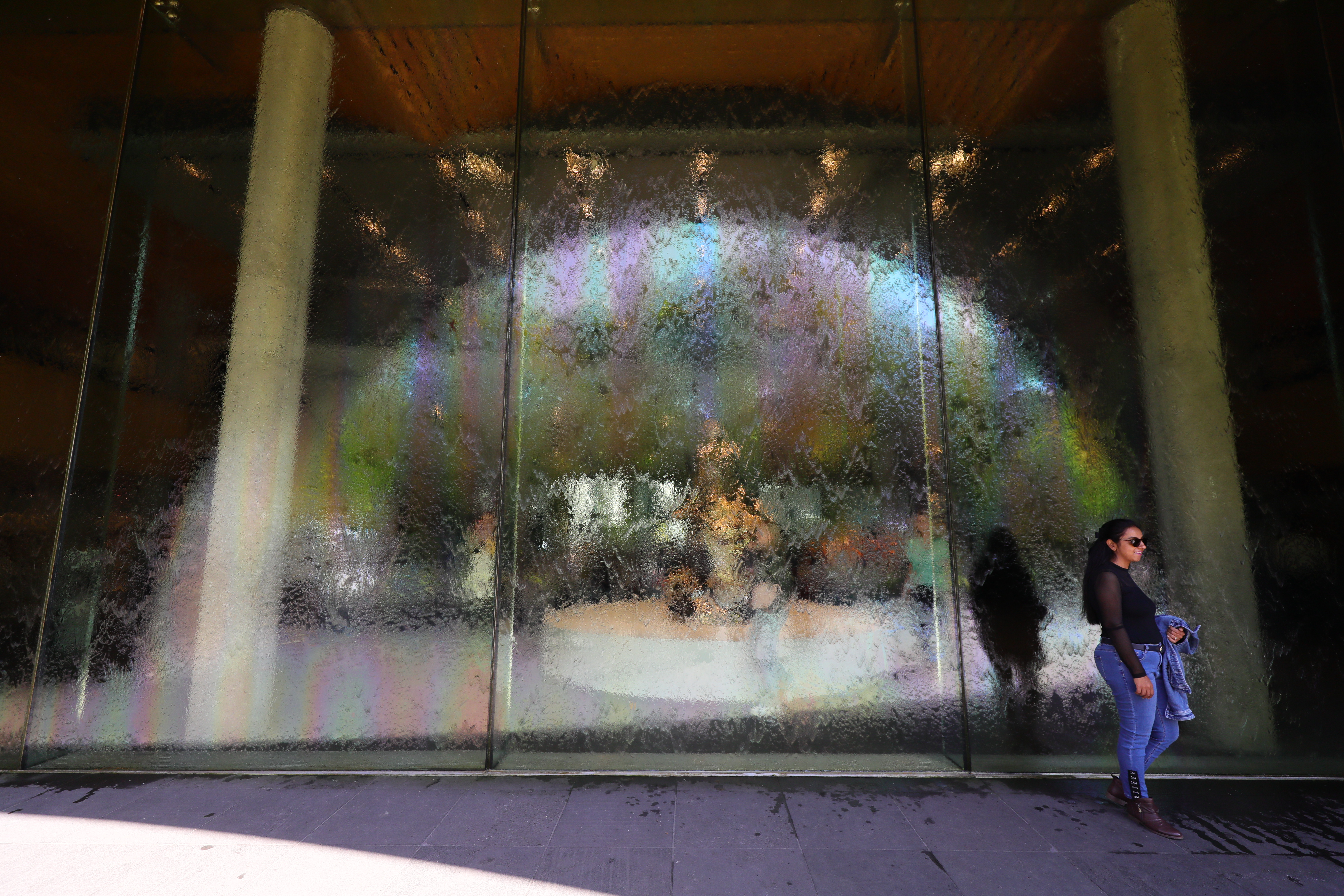 「The Waterwall」採用雨水收集循環系統打造水幕牆。