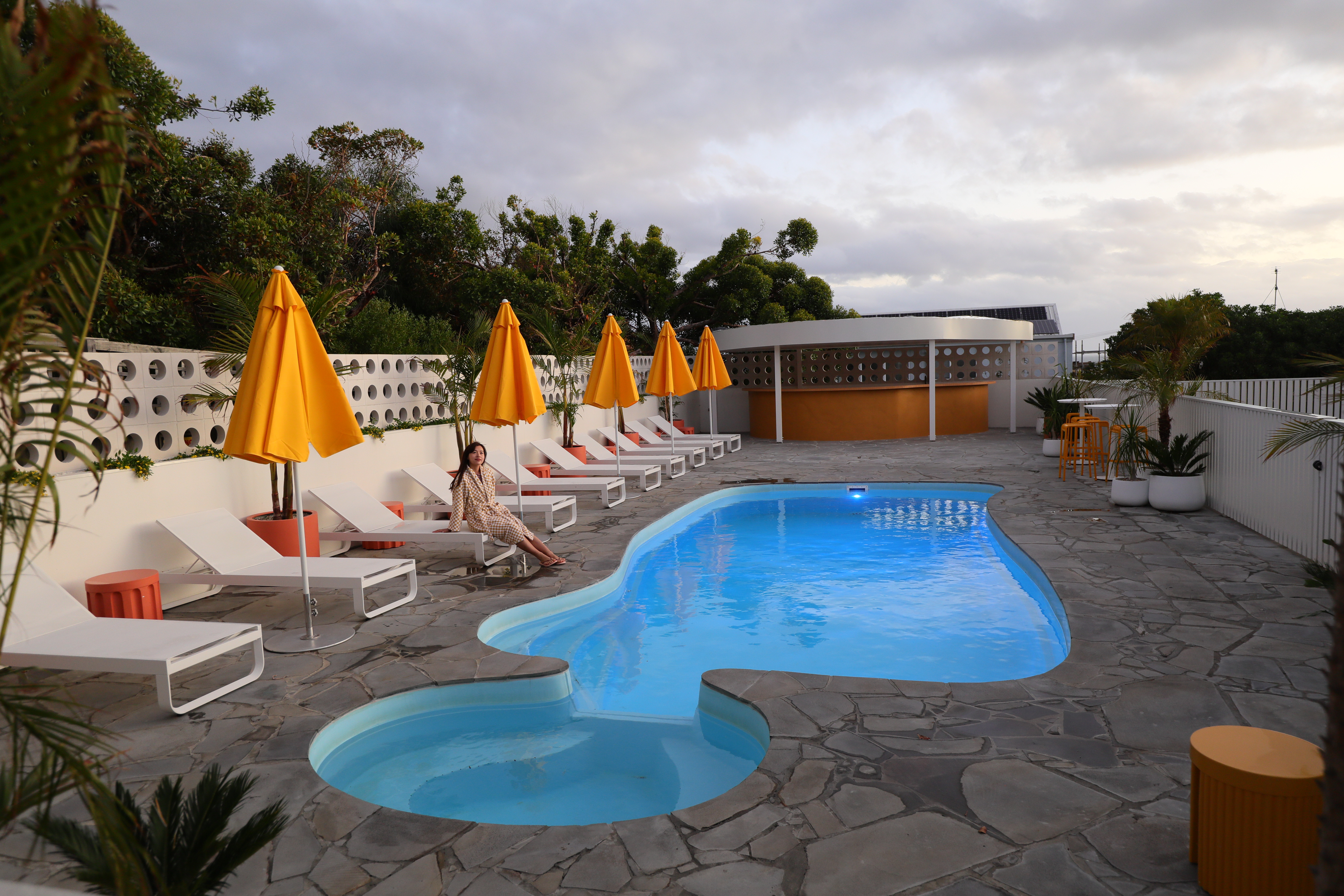 「Sunnymead Hotel」有座小而巧的泳池，24小時開放，隨時都能跳進水中悠游。