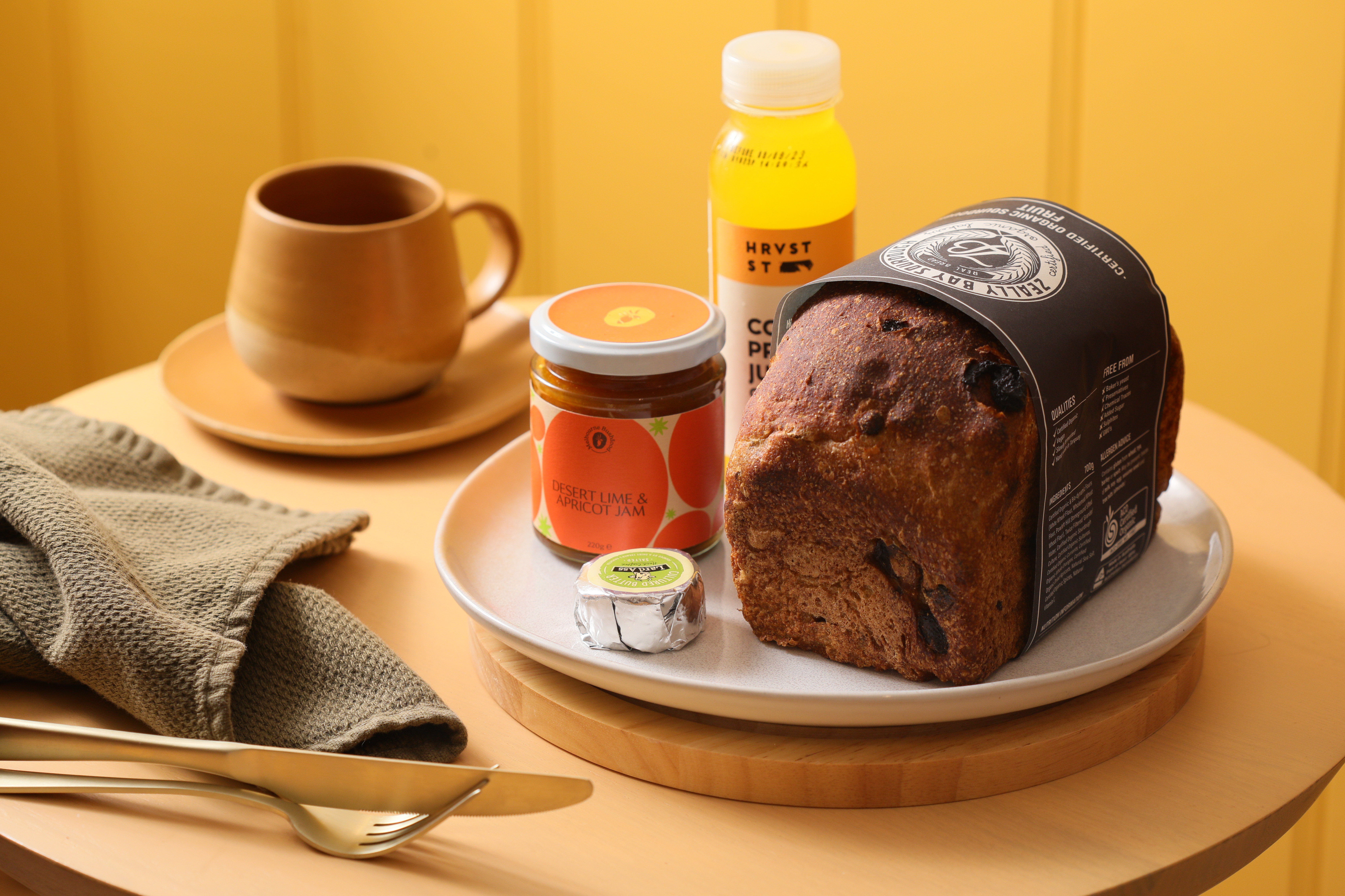 早餐提供「local breakfast bags」，包含超大分量的巨無霸麵包、一 大罐果醬和冷壓果汁。（澳幣55元／2人份，約 NT$1,116）
