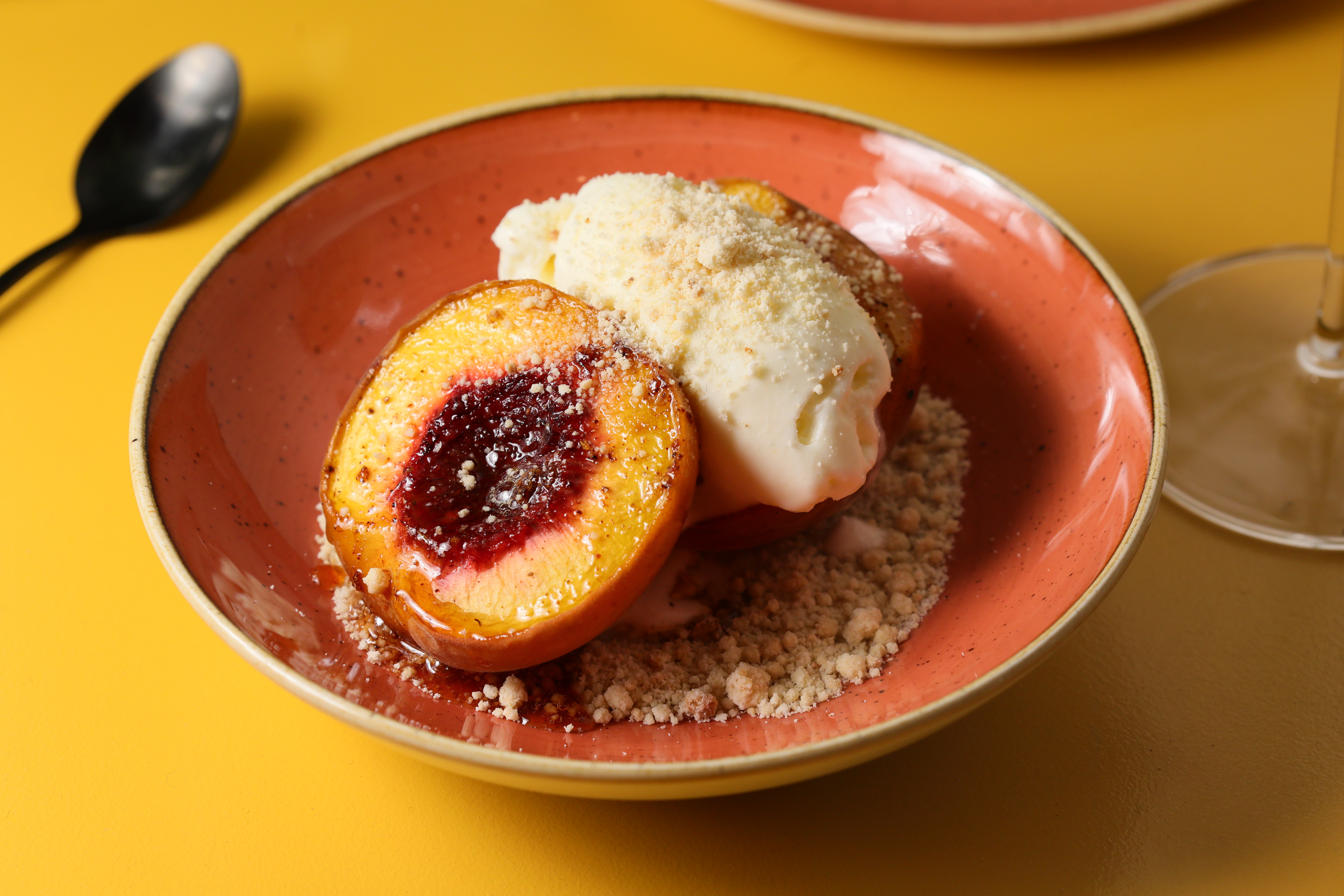 「Chai roasted peaches」使用整顆澳洲產水蜜桃搭配冰淇淋與蜂蜜。（15澳幣／份，約NT$304）