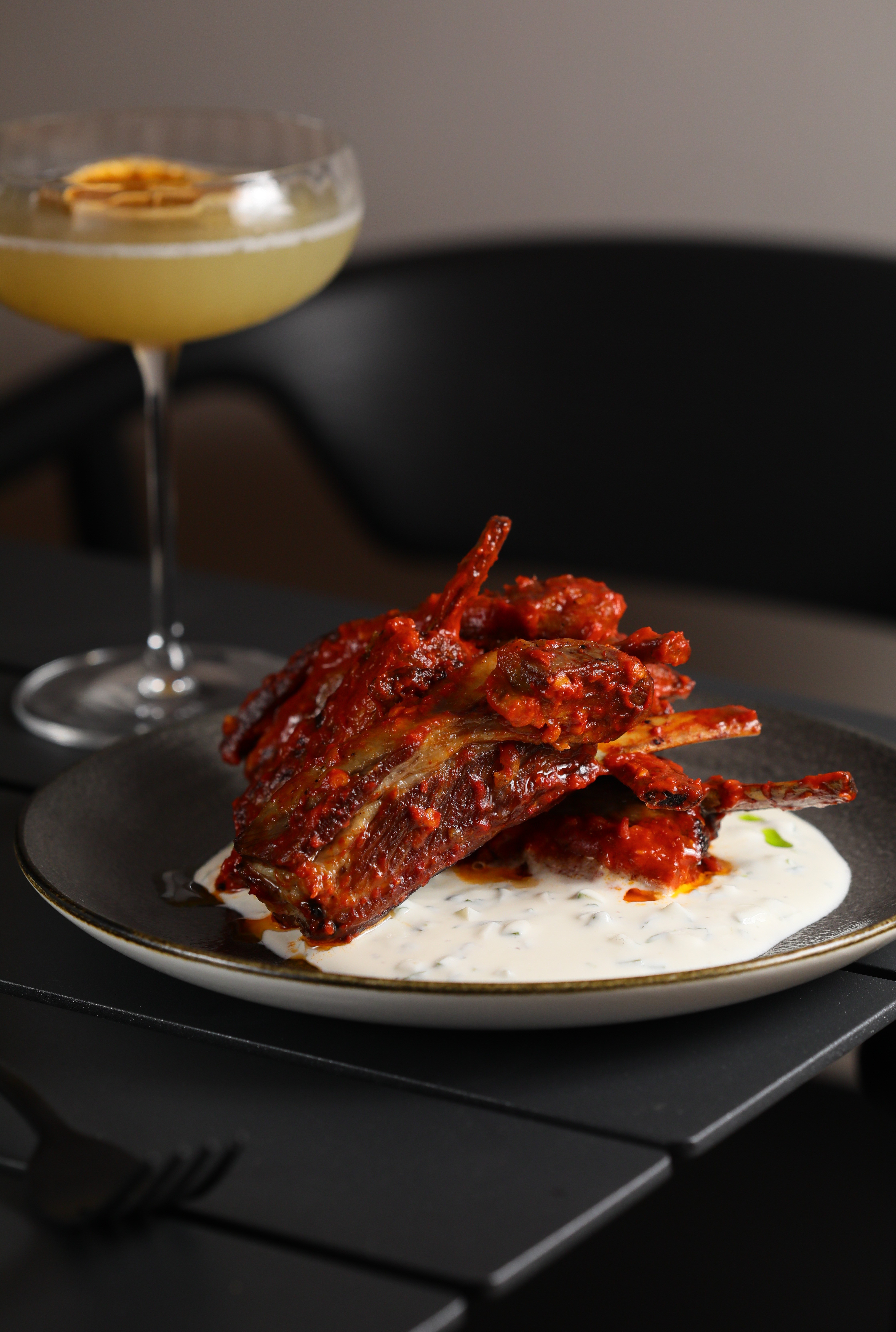 「Lamb ribs」以印度克什米爾紅椒粉（Kashmiri Chilli）調製，沾上希臘優格黃瓜醬入口，清爽不膩。（24澳幣／份，約NT$487）