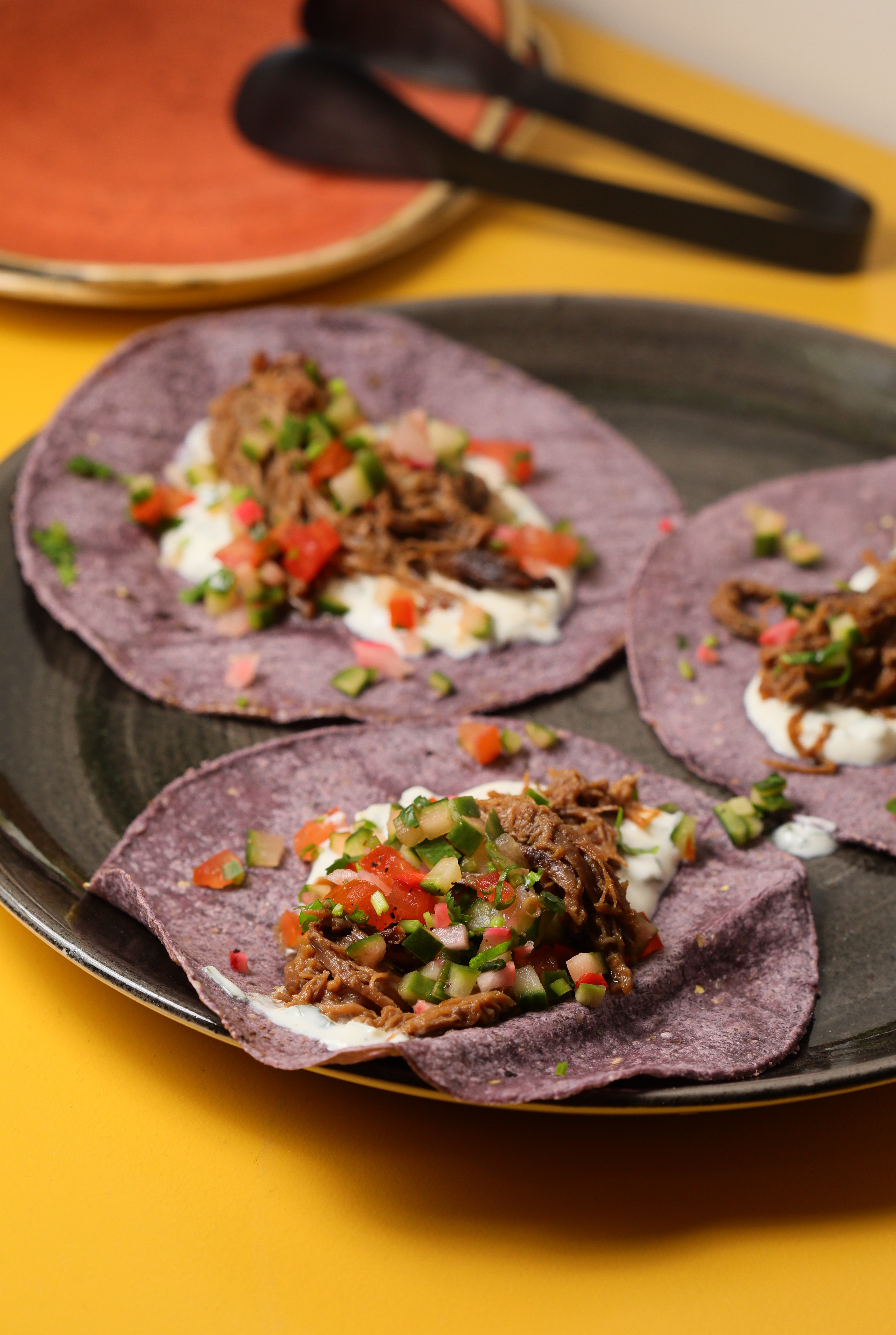 「Sticky beef shin taco」將印度風味沙拉Kachumber加入滷牛腱與優格，再包入Taco餅皮中享用。（12澳幣／份，約NT$243）