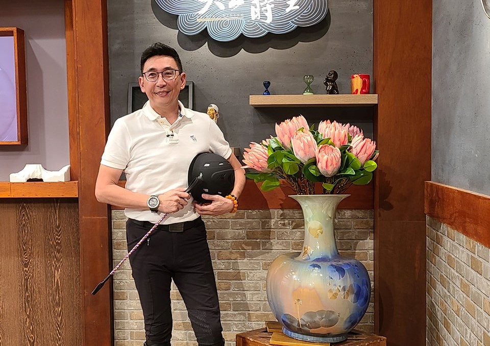 宋少卿近日被拍到帶熟女回家。（翻攝自宋少卿臉書）