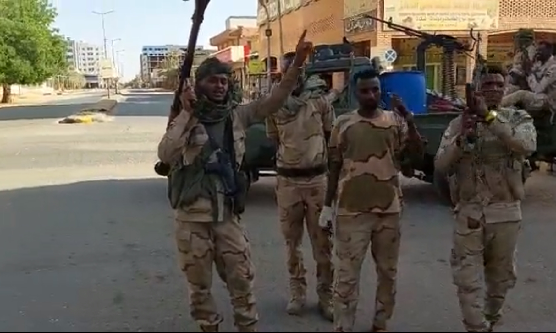 蘇丹近來爆發內戰，軍方與民間武裝集團兩派人馬互相開火，造成百人死亡。（翻攝自@RSFSudan Twitter）